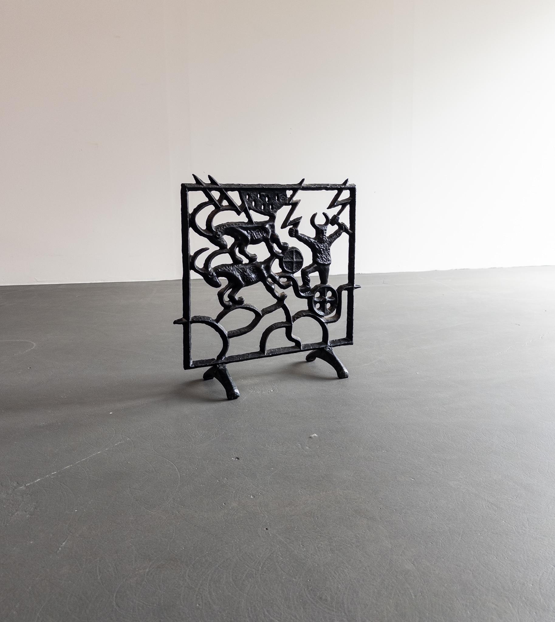 Un paravento per caminetto sorprendente e scultoreo, disegnato dall'artista svedese Olle Hermansson e prodotto da Husqvarna negli anni Sessanta. Realizzato in ghisa massiccia, questo pezzo è un audace esempio di design brutalista svedese,