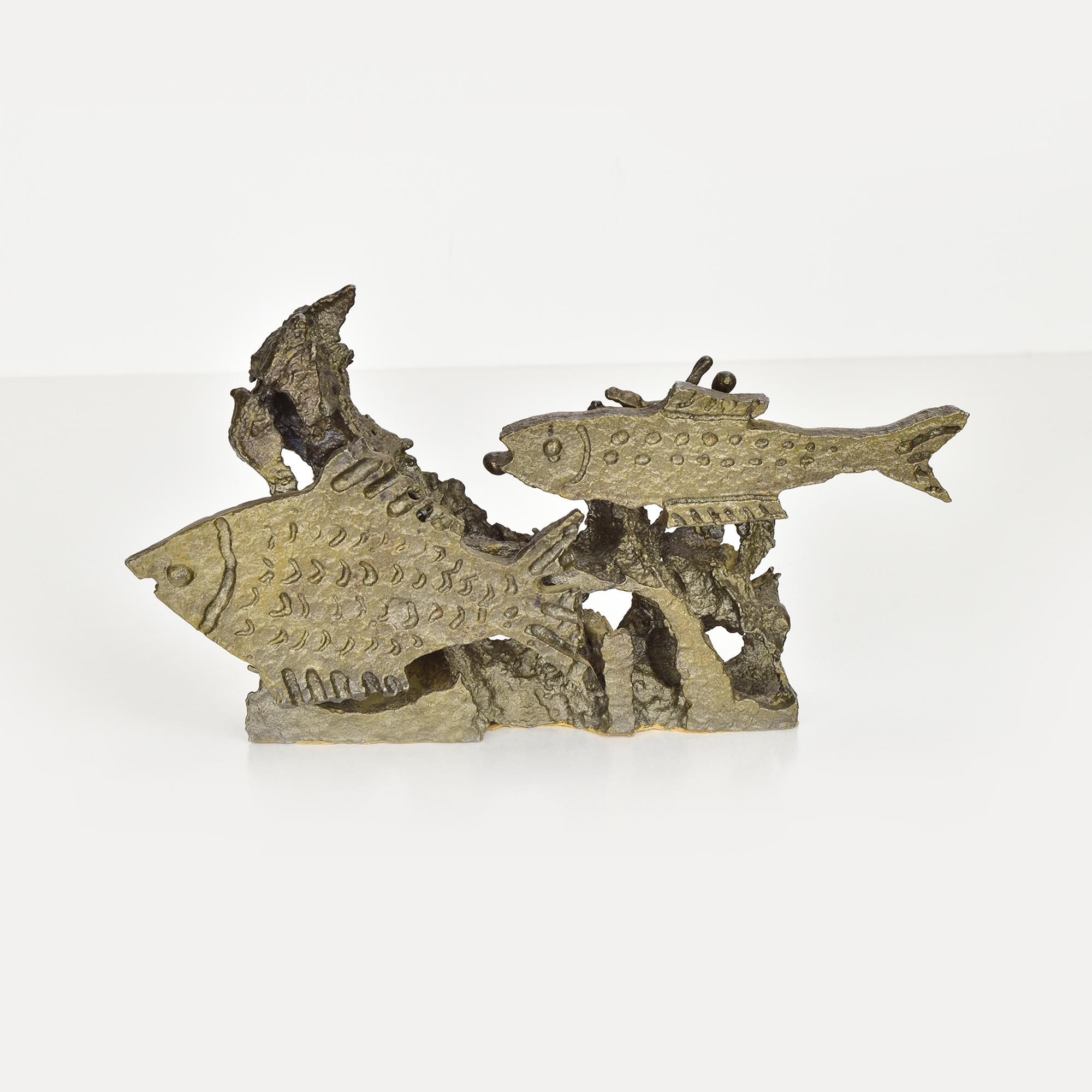 Questa sorprendente scultura di pesce in ghisa brutalista cattura l'essenza del design di metà secolo con la sua finitura grezza e strutturata e la sua estetica audace. 

Caratterizzato da due pesci stilizzati che nuotano in mezzo a forme acquatiche