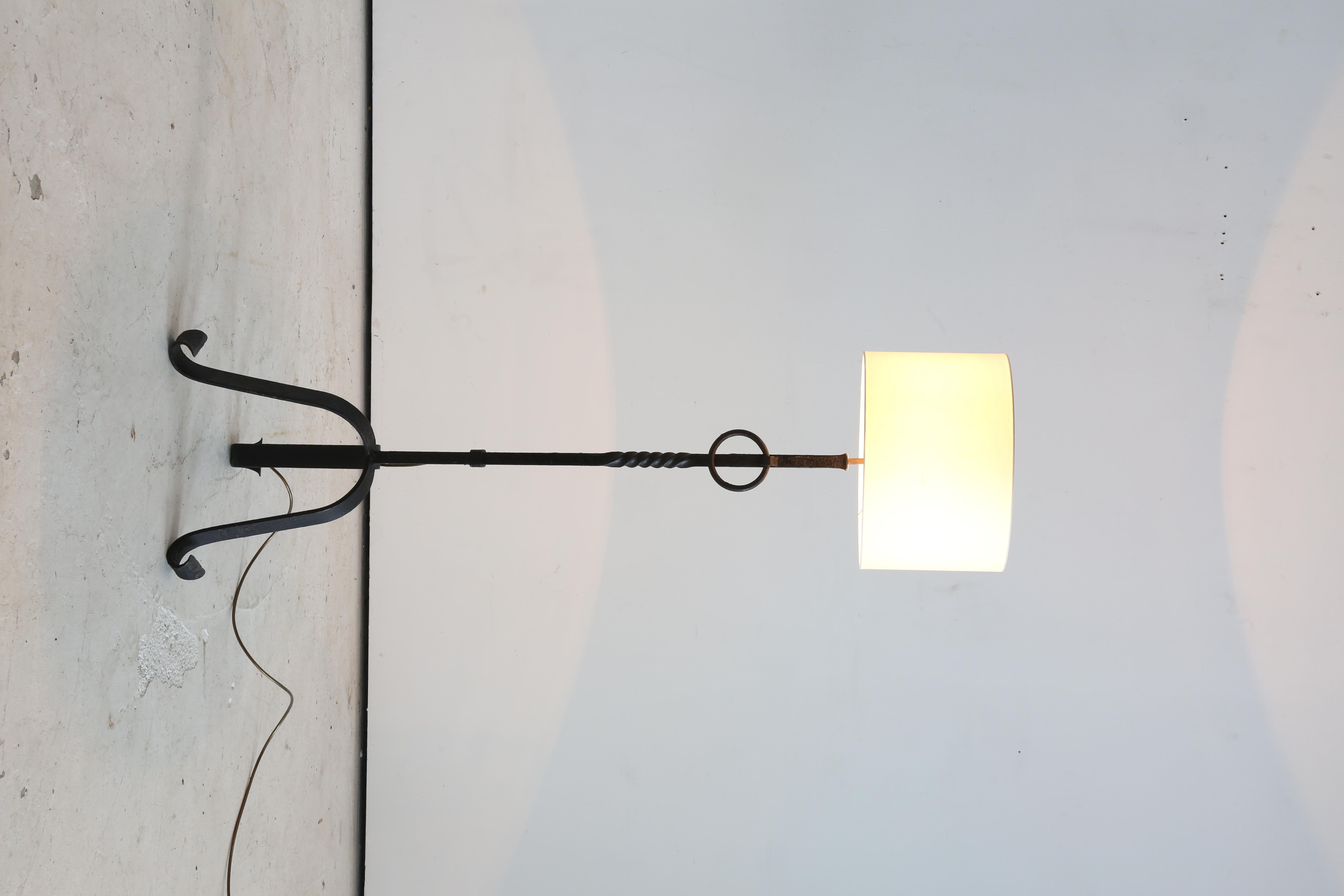 Französische brutalistische Stehlampe aus Gusseisen, Mitte des 20. Jahrhunderts 
Schmiedearbeit, schöne dekorative Details an den Füßen und am Schaft.
Frankreich 1950er Jahre.

H 116 cm x B 41cm (ohne Schirm)


