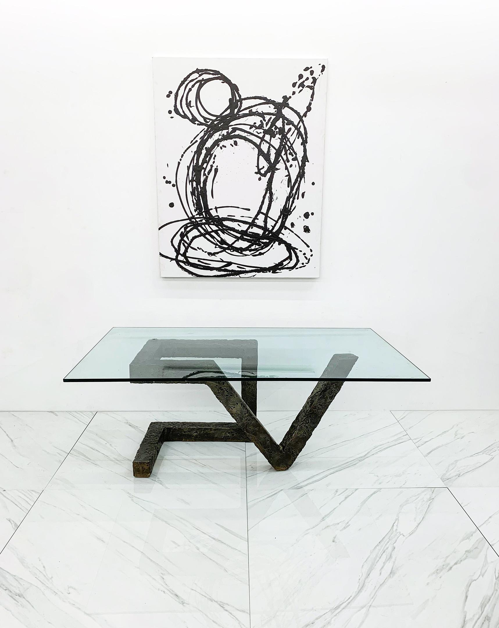 Esta mesa es absolutamente preciosa. Es un cuerpo de metal fundido con lo que un revestimiento exterior de bronce fundido en frío. Esta pieza única, hecha a medida, salió de una finca en Pacific Palisades llena de los muebles más increíbles de Paul