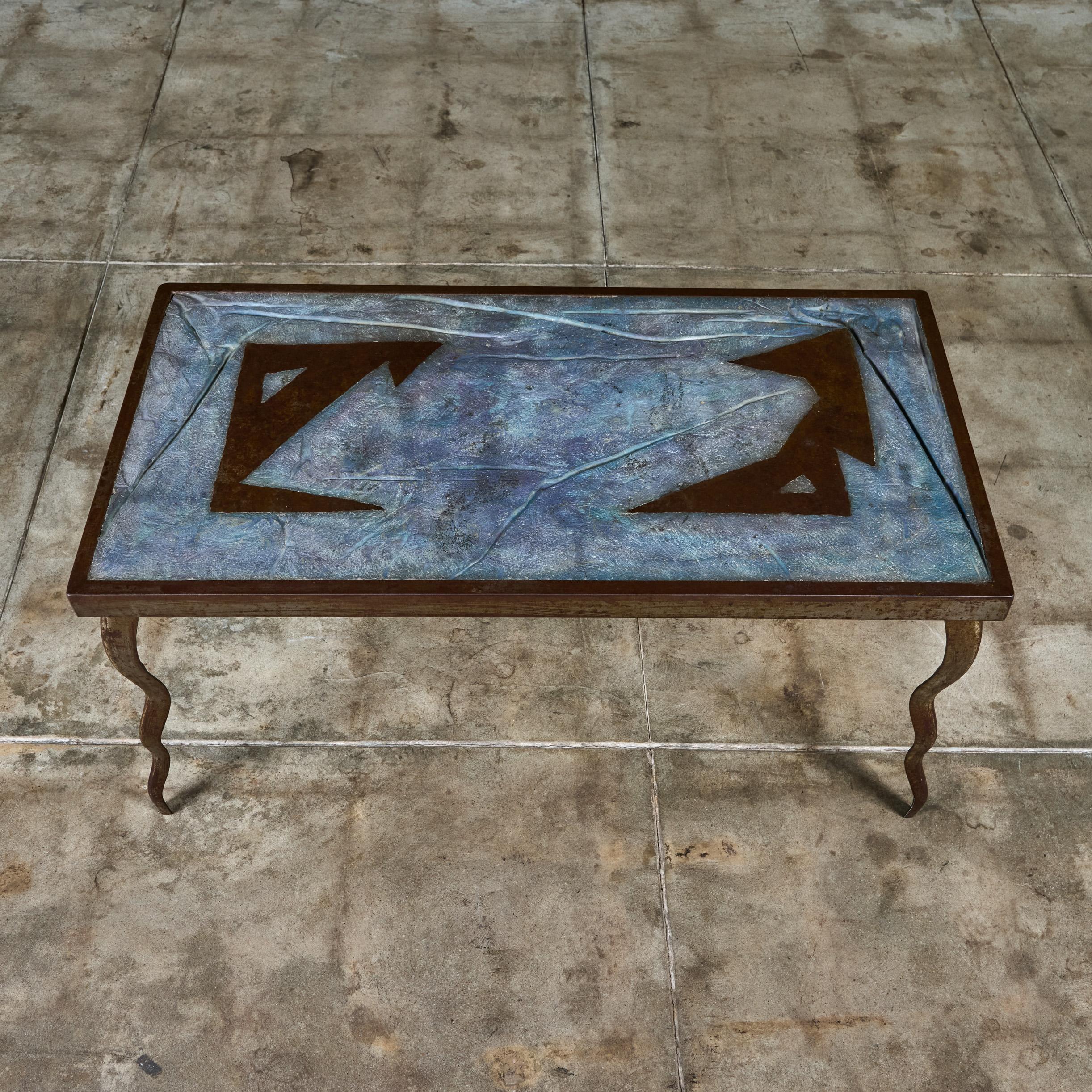 Table basse brutaliste en ciment et acier incrusté en vente 2