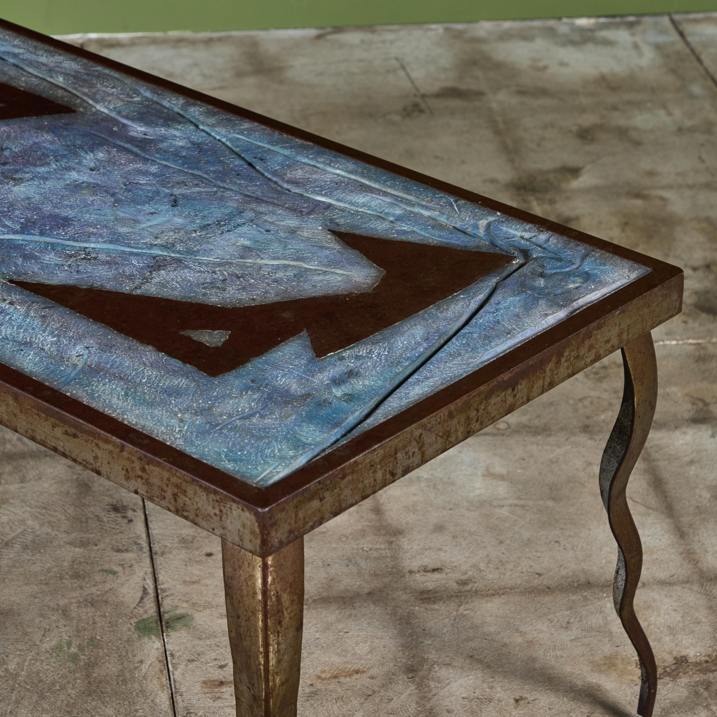 Table basse brutaliste en ciment et acier incrusté en vente 5