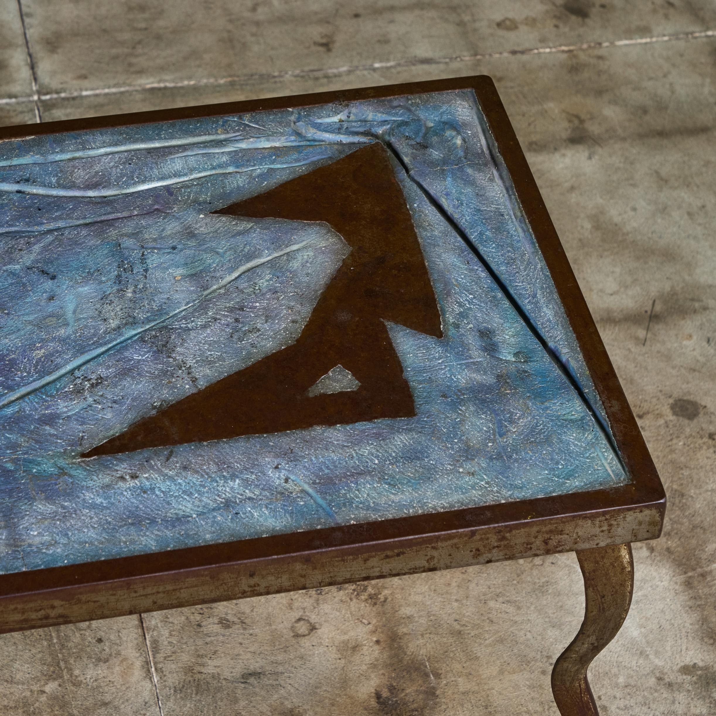 Table basse brutaliste en ciment et acier incrusté en vente 6