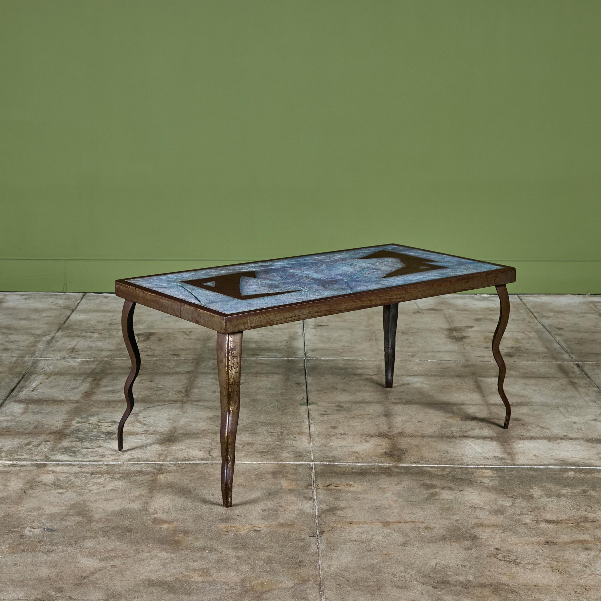 La table basse brutaliste présente un motif de mosaïque incrusté d'acier sur un plateau en ciment. La structure et les pieds de la table sont en acier patiné. Les quatre pieds présentent un 