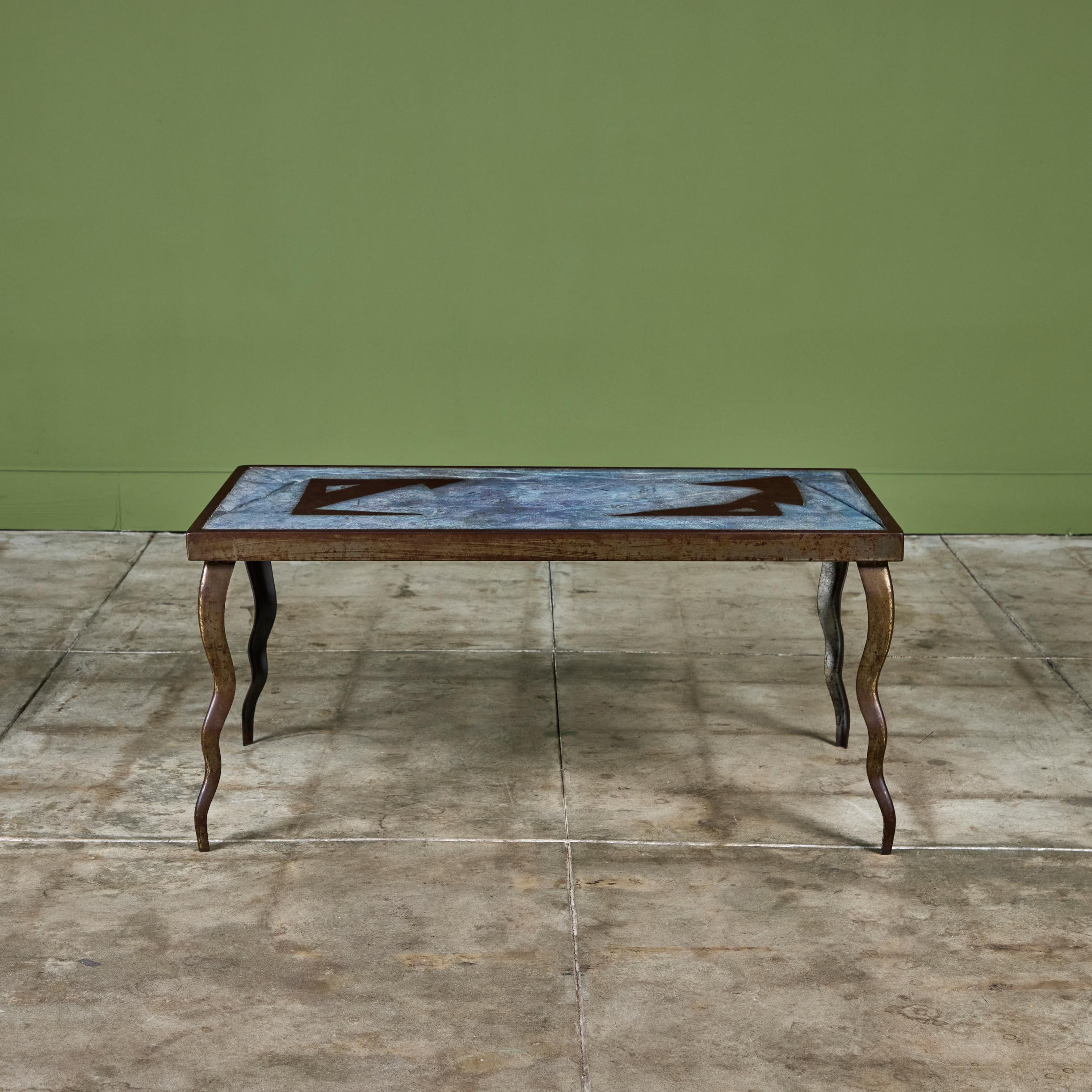 Brutalisme Table basse brutaliste en ciment et acier incrusté en vente