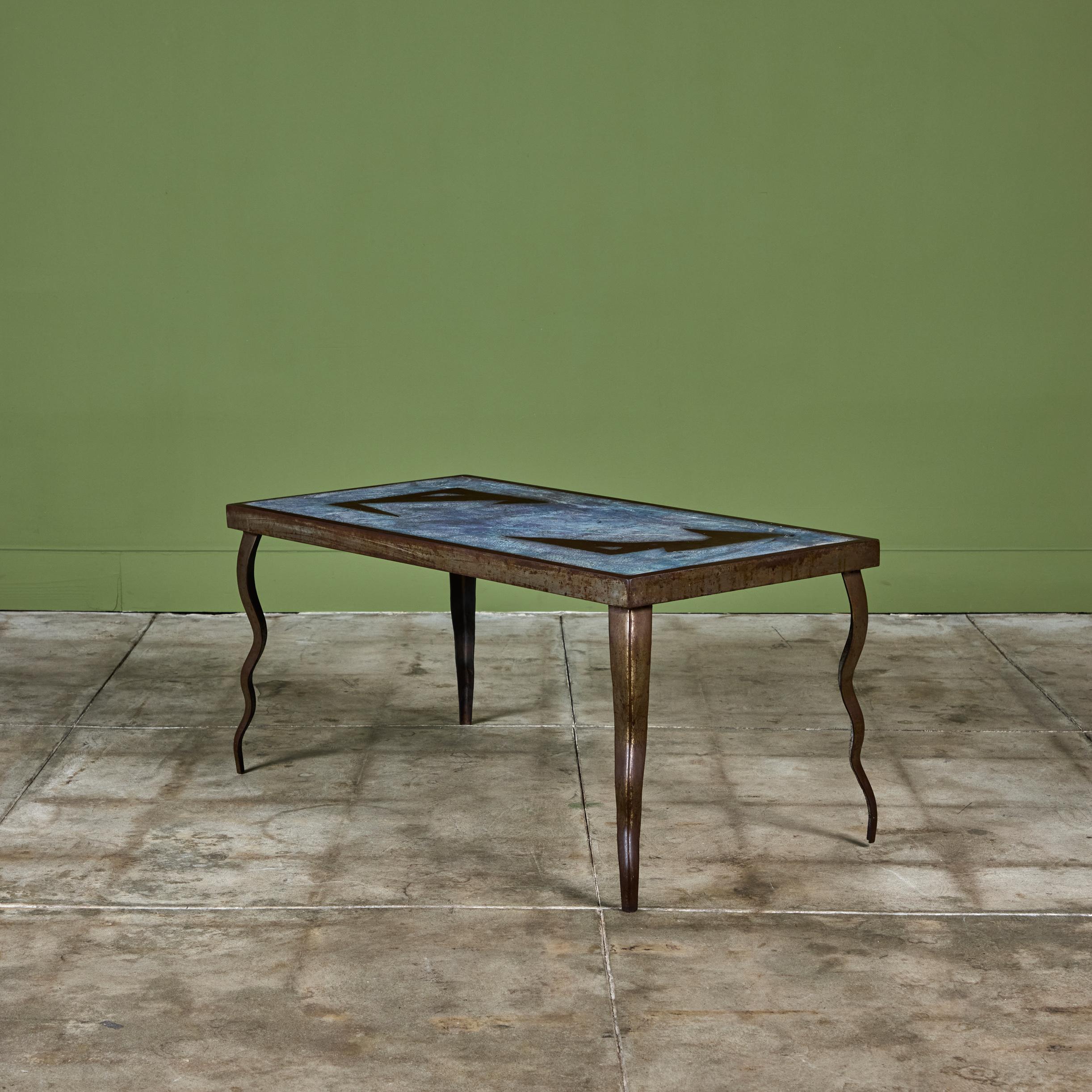 Américain Table basse brutaliste en ciment et acier incrusté en vente
