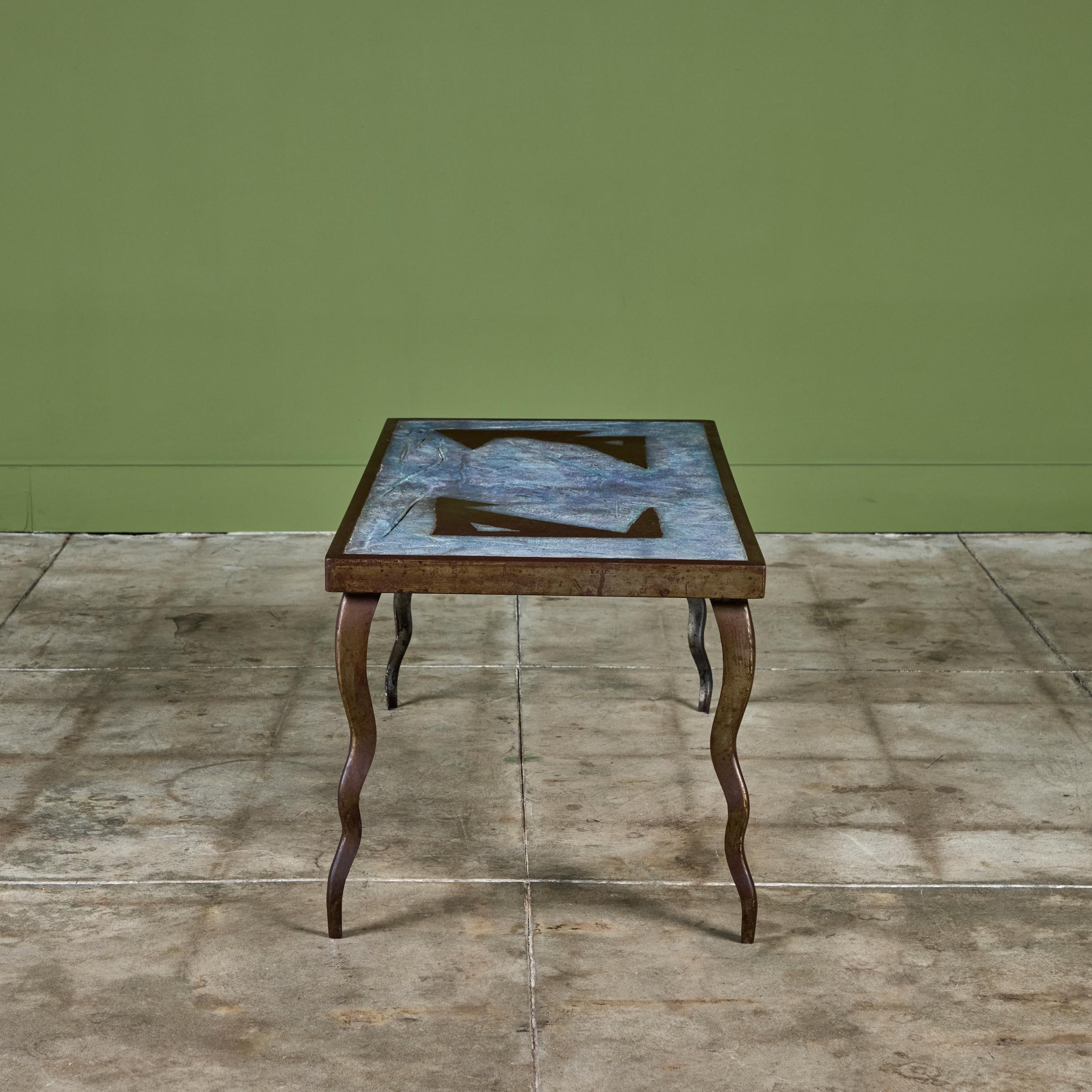 Incrusté Table basse brutaliste en ciment et acier incrusté en vente