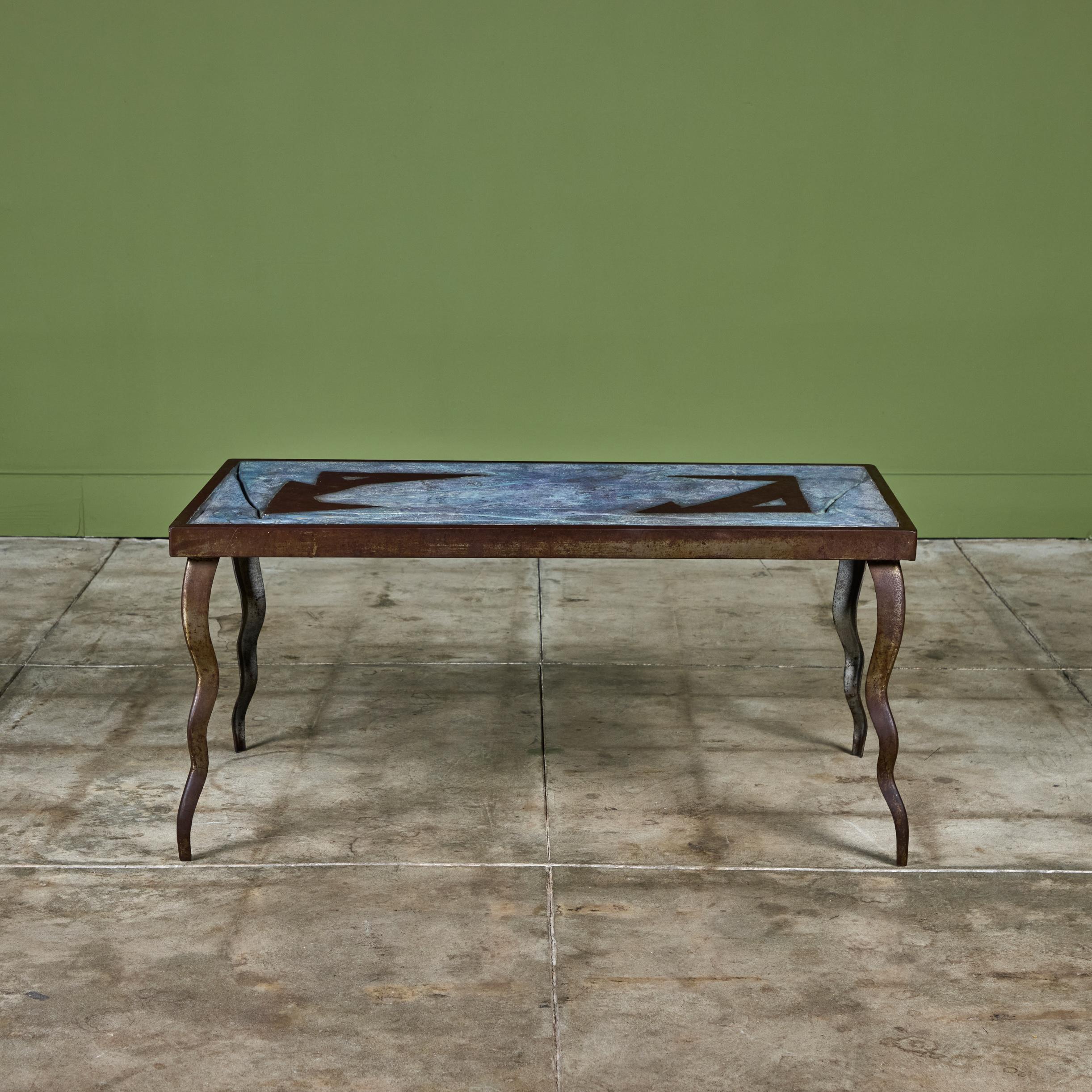 20ième siècle Table basse brutaliste en ciment et acier incrusté en vente