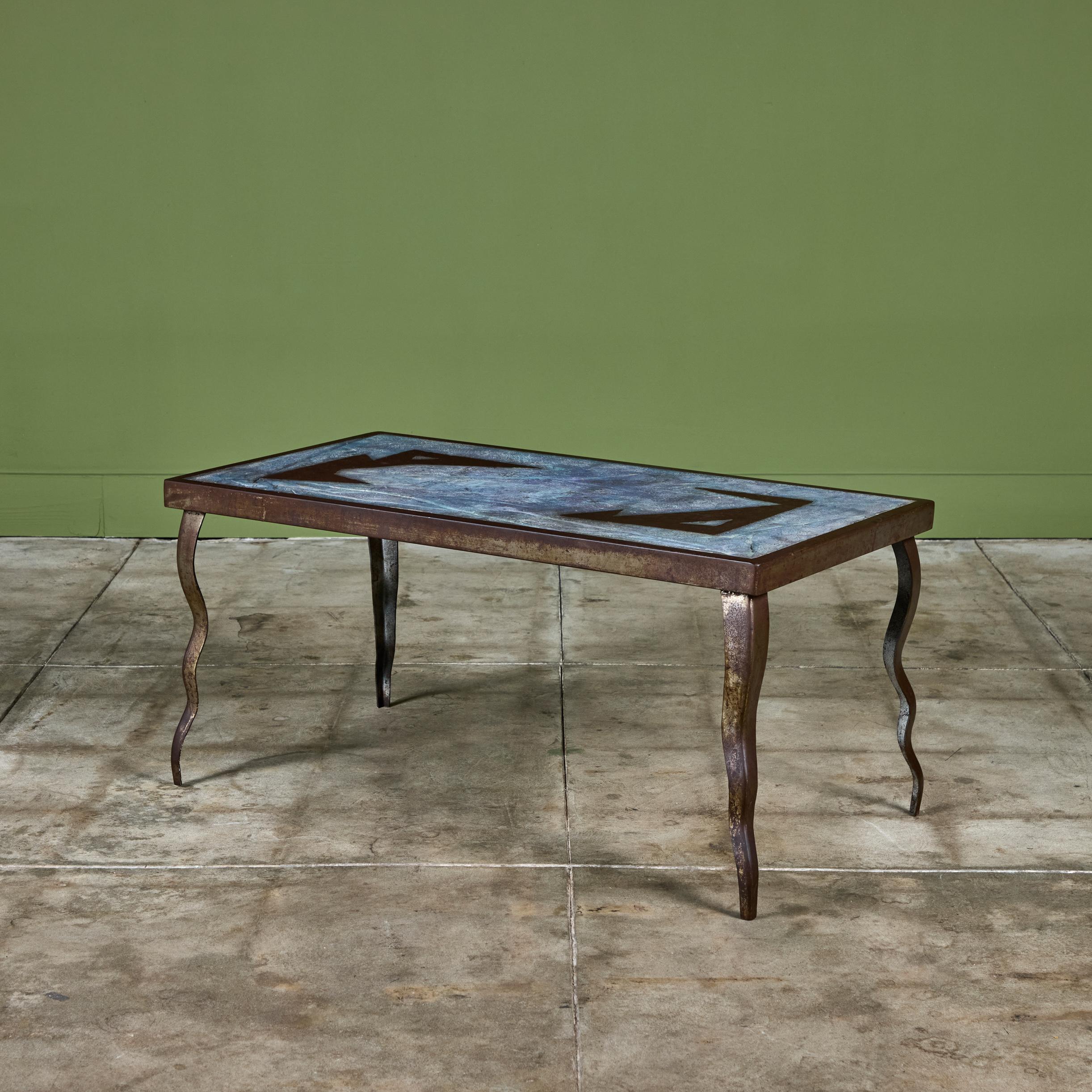 Acier Table basse brutaliste en ciment et acier incrusté en vente