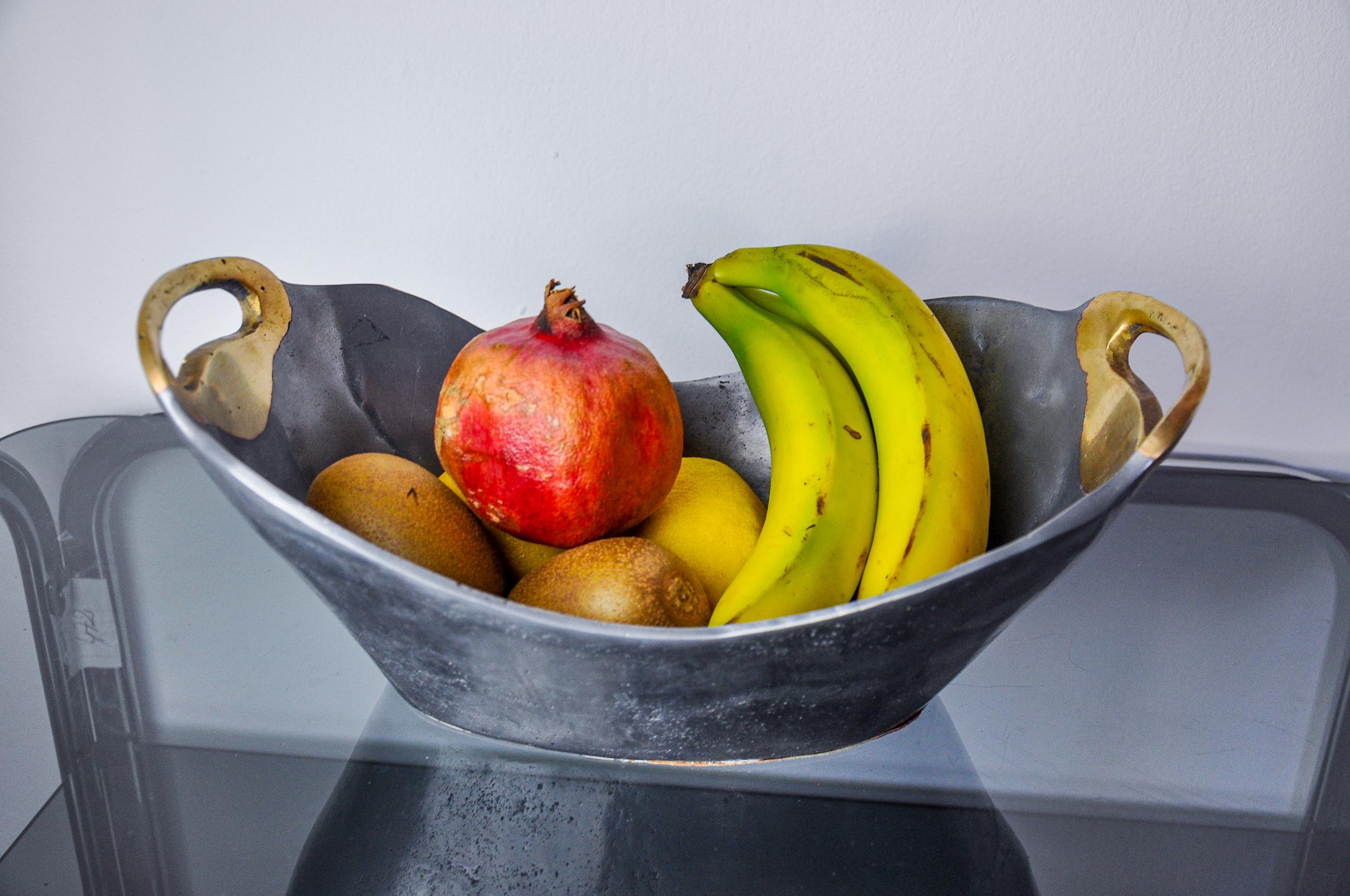 Superb centerpiece or brutalized fruit bowl designed and made by ardisur in Spain in the 70s. Superb artistic work of bronze and aluminum. Design object in perfect condition. Very beautiful patina. Ref: 1556.


