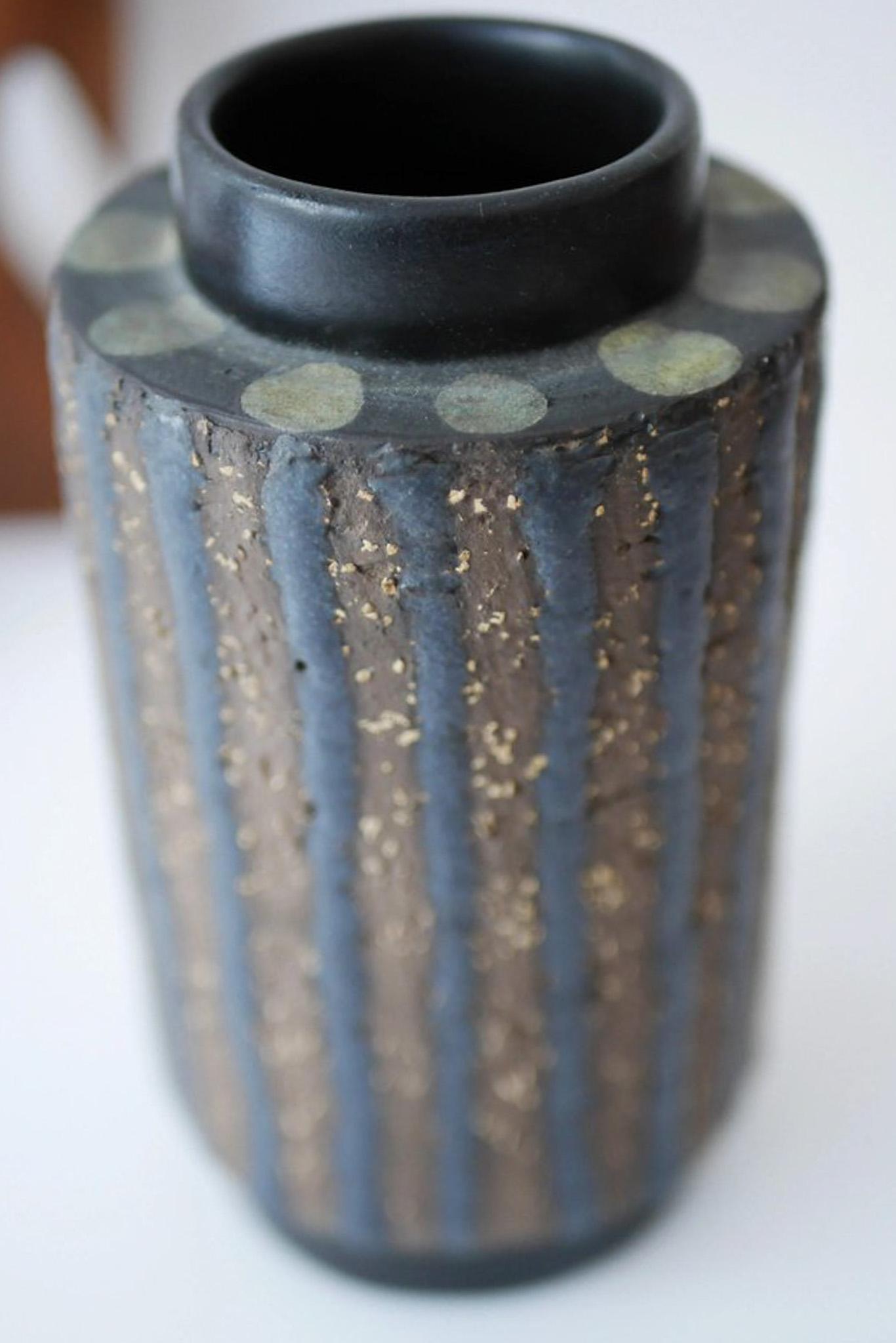 Brutalist ceramic art vase 'Ringo'  by Mari Simmulson for Upsala Ekeby, Sweden In Good Condition For Sale In Skarpnäck, SE