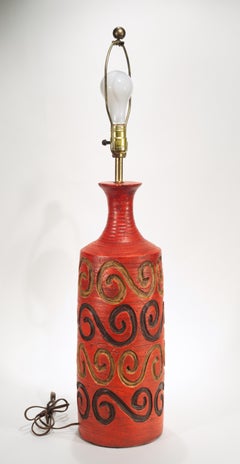 Lampe de table en céramique de style brutaliste en forme de balustre, rouge et noire, années 1940-1950
