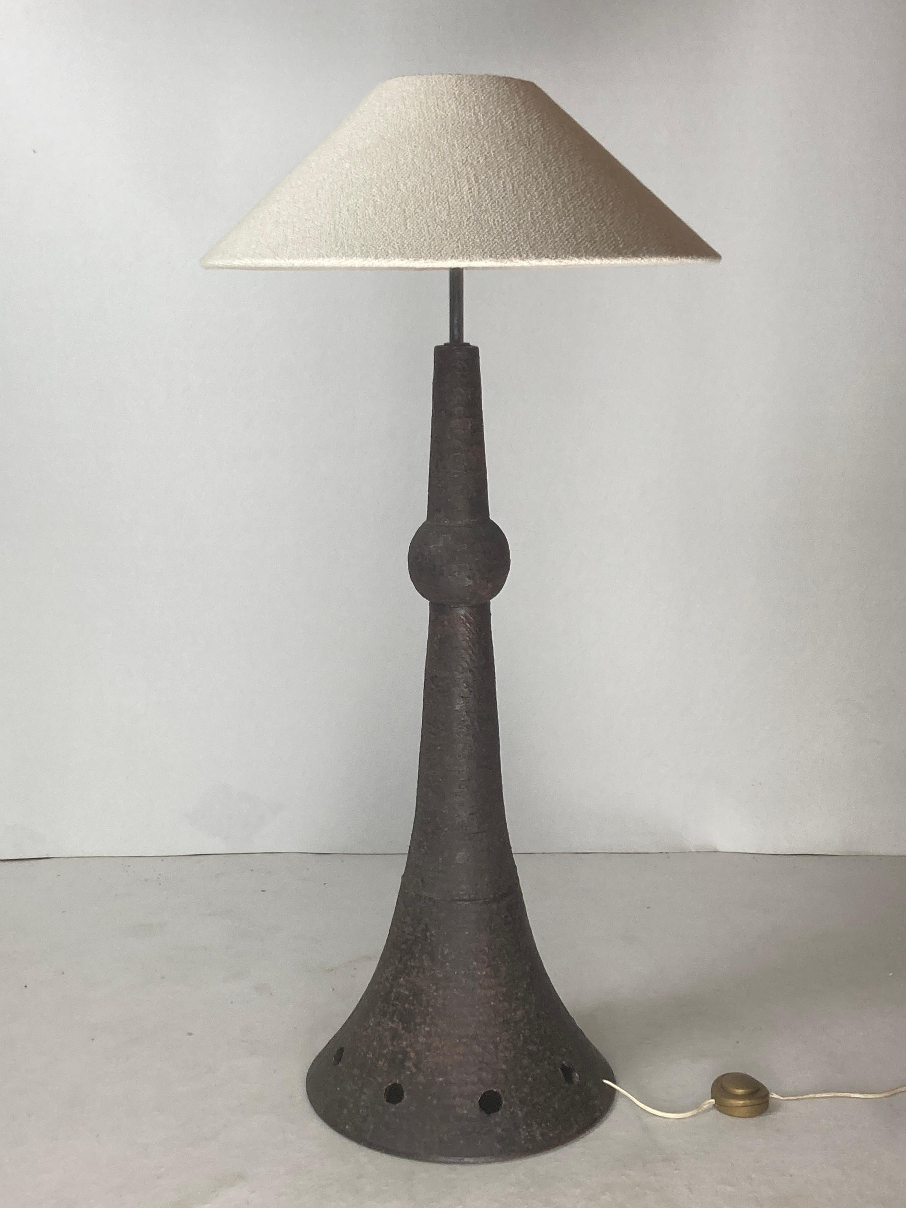 Exceptionnellement rare, lampadaire en céramique brutaliste avec abat-jour en bouclette, Pays-Bas, années 1960. En général, ces lampes n'existent qu'en format lampe de table et parfois en format moyen. Ce lampadaire est cependant très rare. La