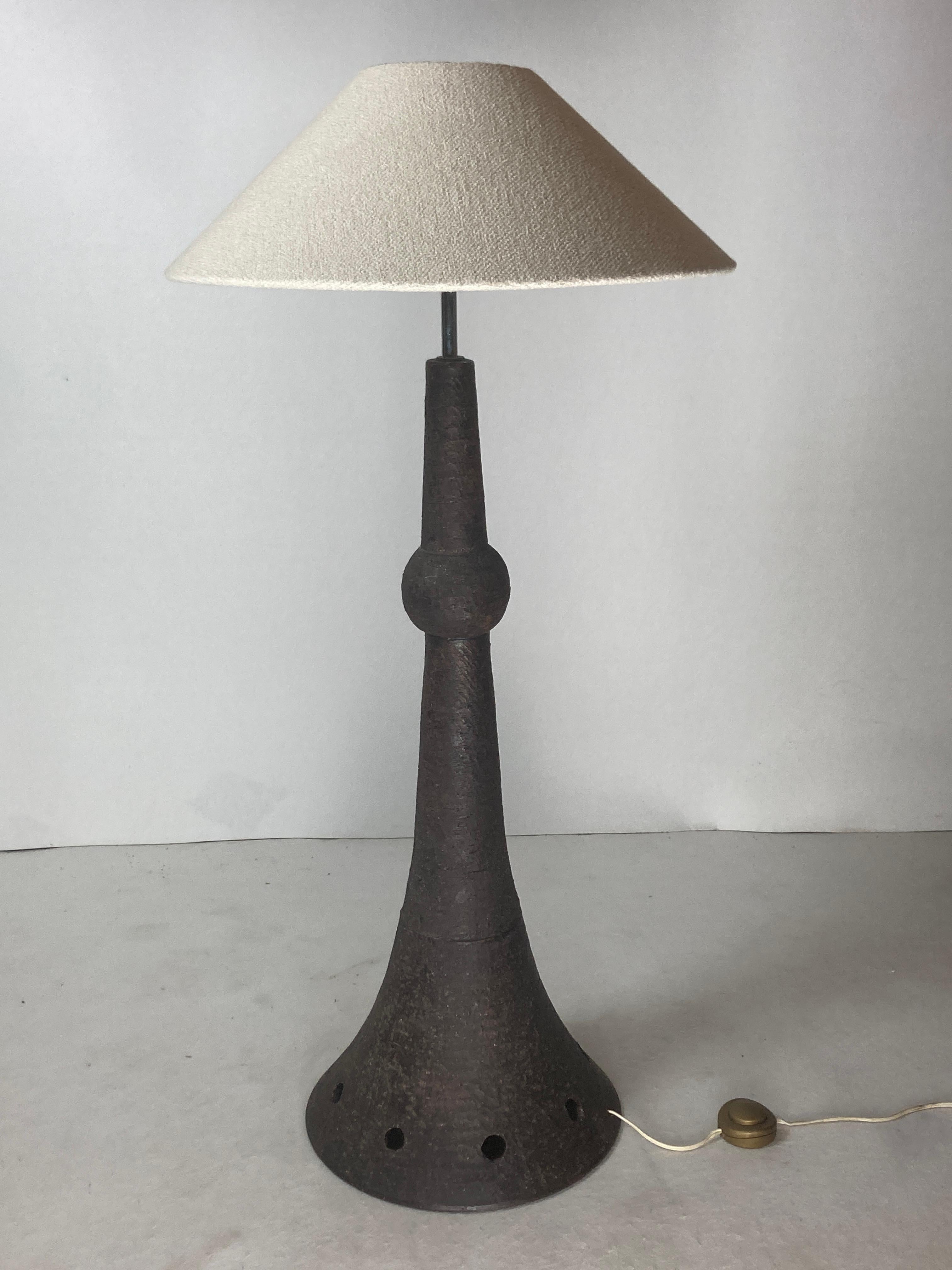 Néerlandais Lampadaire brutaliste en céramique avec abat-jour en bouclette, Pays-Bas, années 1960 en vente