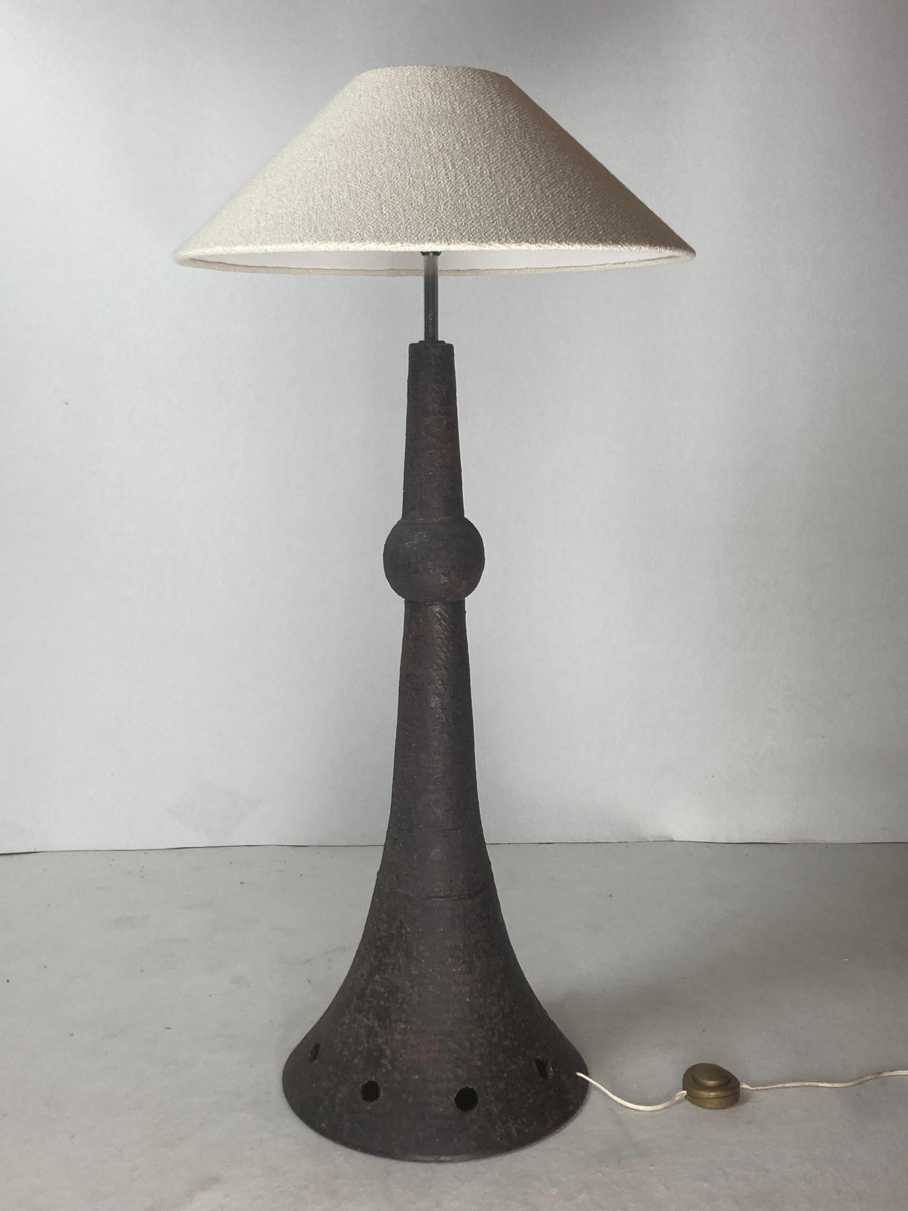 Lampadaire brutaliste en céramique avec abat-jour en bouclette, Pays-Bas, années 1960 Bon état - En vente à Zaandam, NL