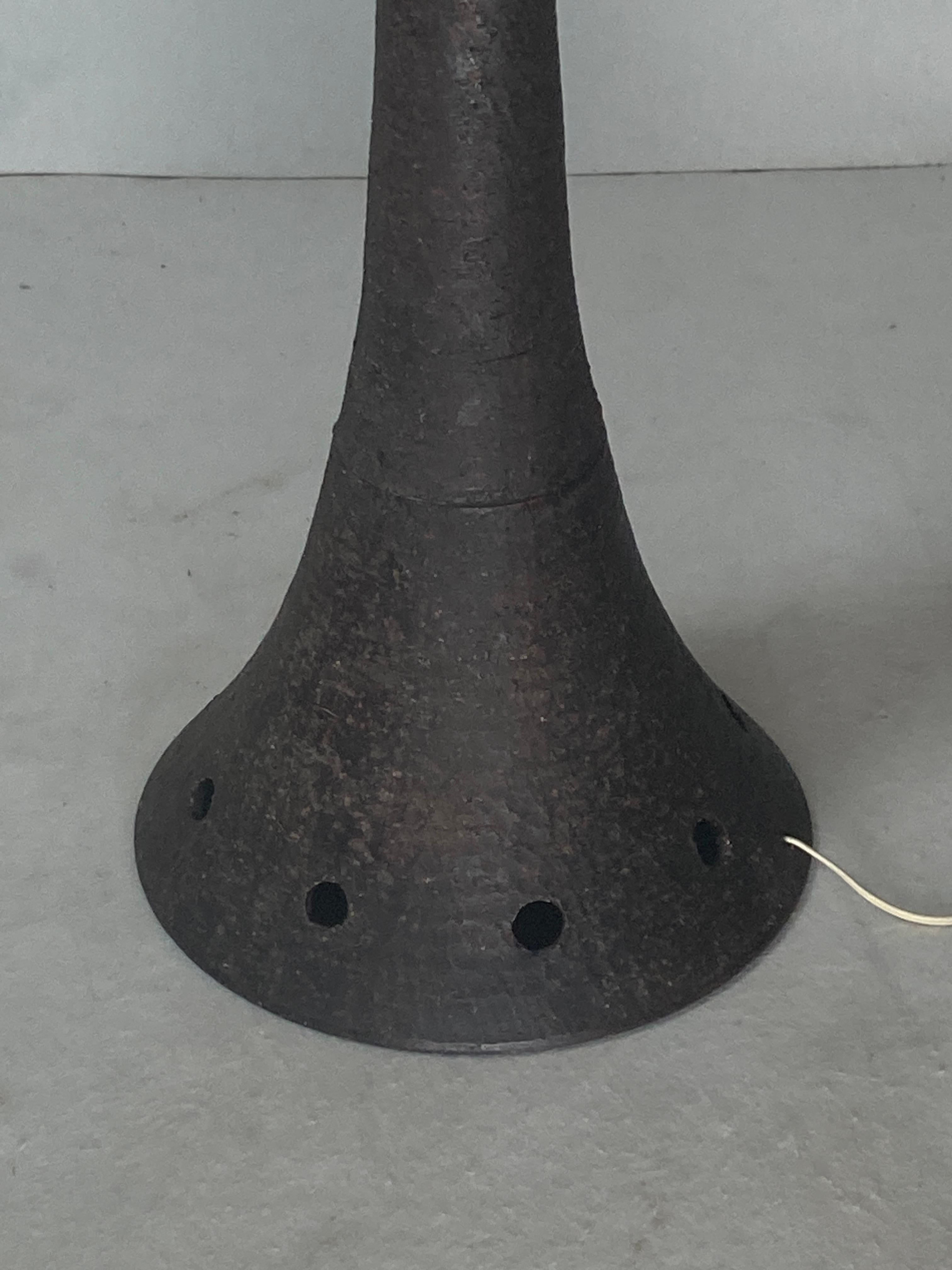 Milieu du XXe siècle Lampadaire brutaliste en céramique avec abat-jour en bouclette, Pays-Bas, années 1960 en vente