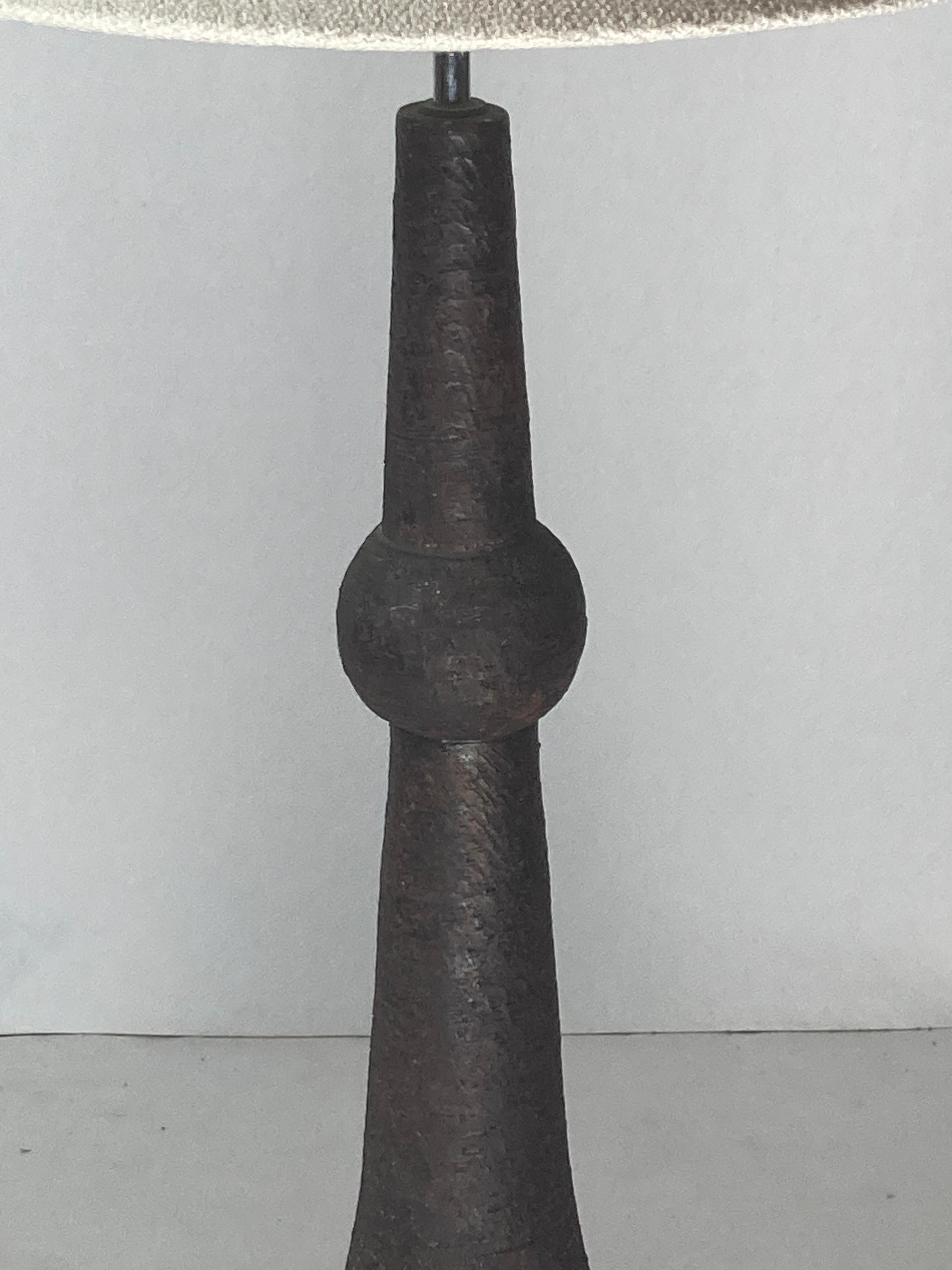 Céramique Lampadaire brutaliste en céramique avec abat-jour en bouclette, Pays-Bas, années 1960 en vente