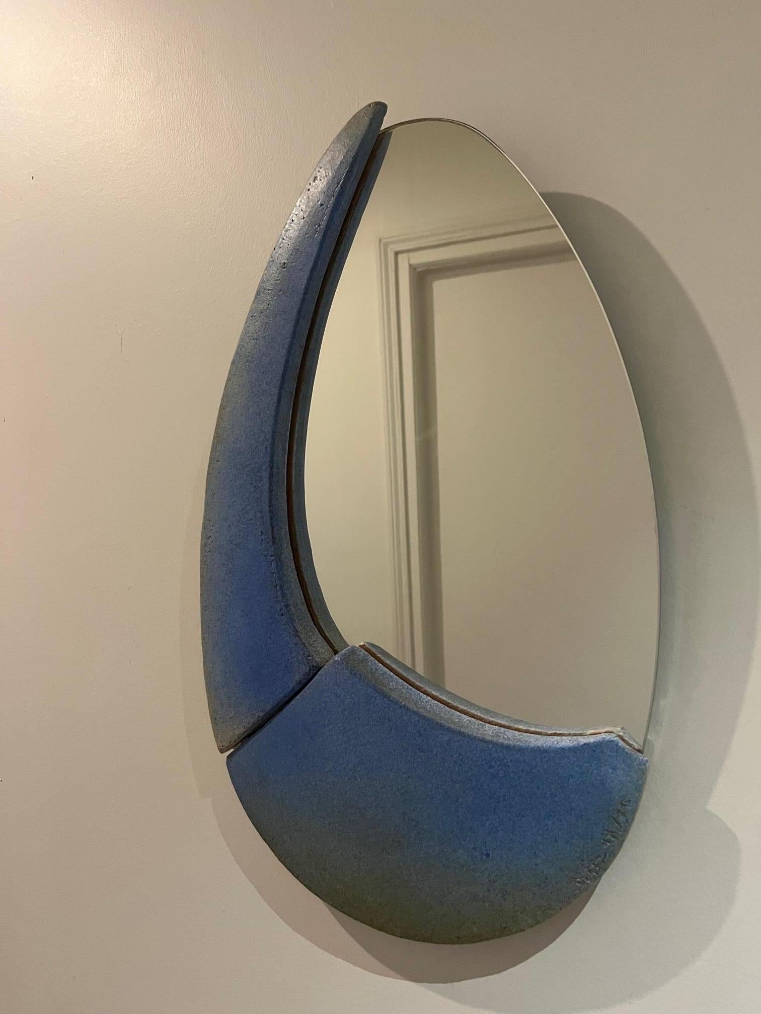 Schöner Keramikspiegel in gutem Vintage-Zustand aus den 1970er Jahren 
Entworfen von Bernard Defer, einem französischen Keramiker aus dem Osten Frankreichs, zeichnet sich sein Werk durch seine Schlichtheit aus.