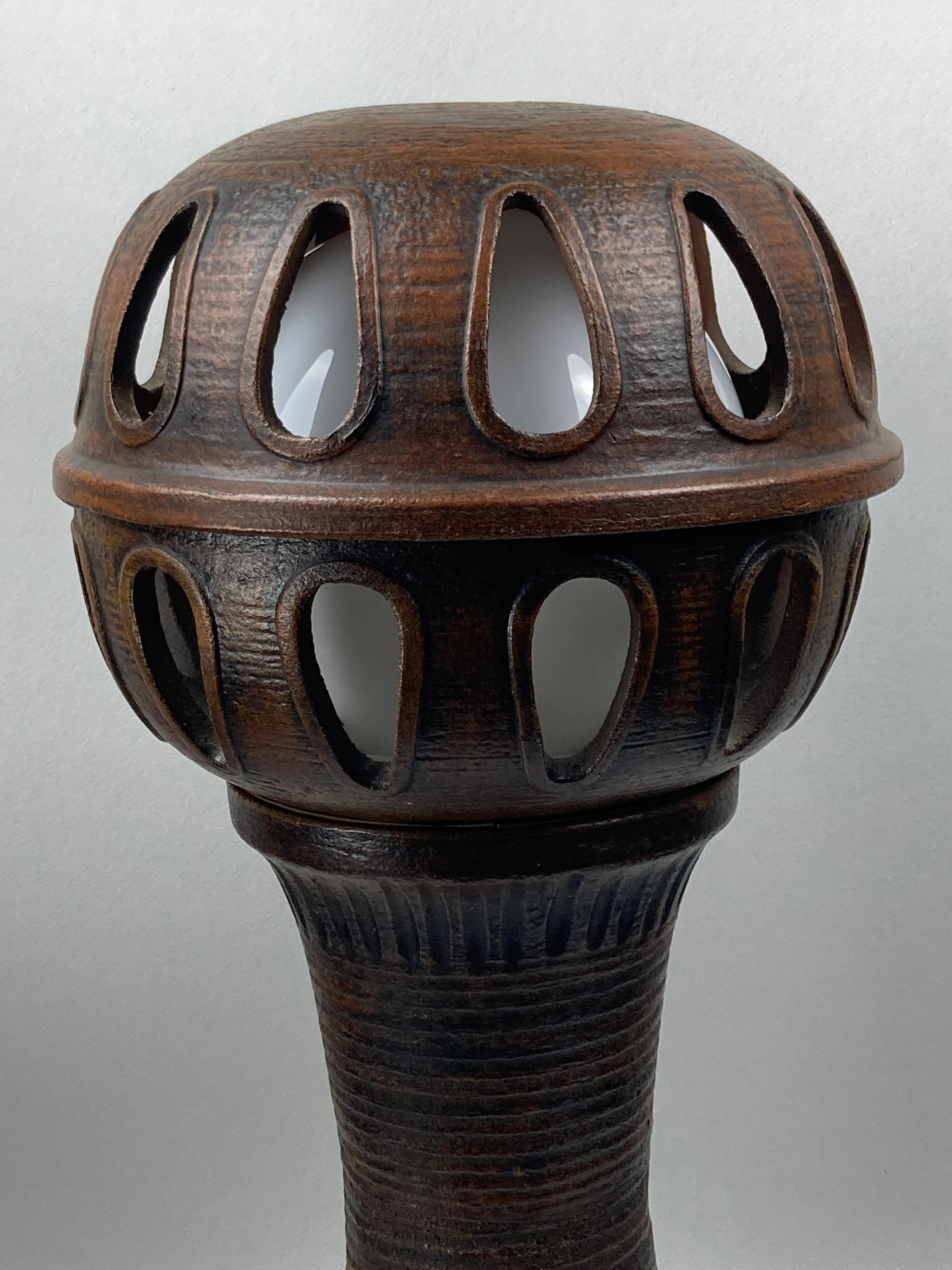 Gran lámpara de pie brutalista de cerámica en forma de seta de 100 cm, años 60. Esta obra maestra absoluta tiene unas proporciones fantásticas. La imponente lámpara mide aproximadamente 100 cm de altura y 52 cm de diámetro. La lámpara es apta para