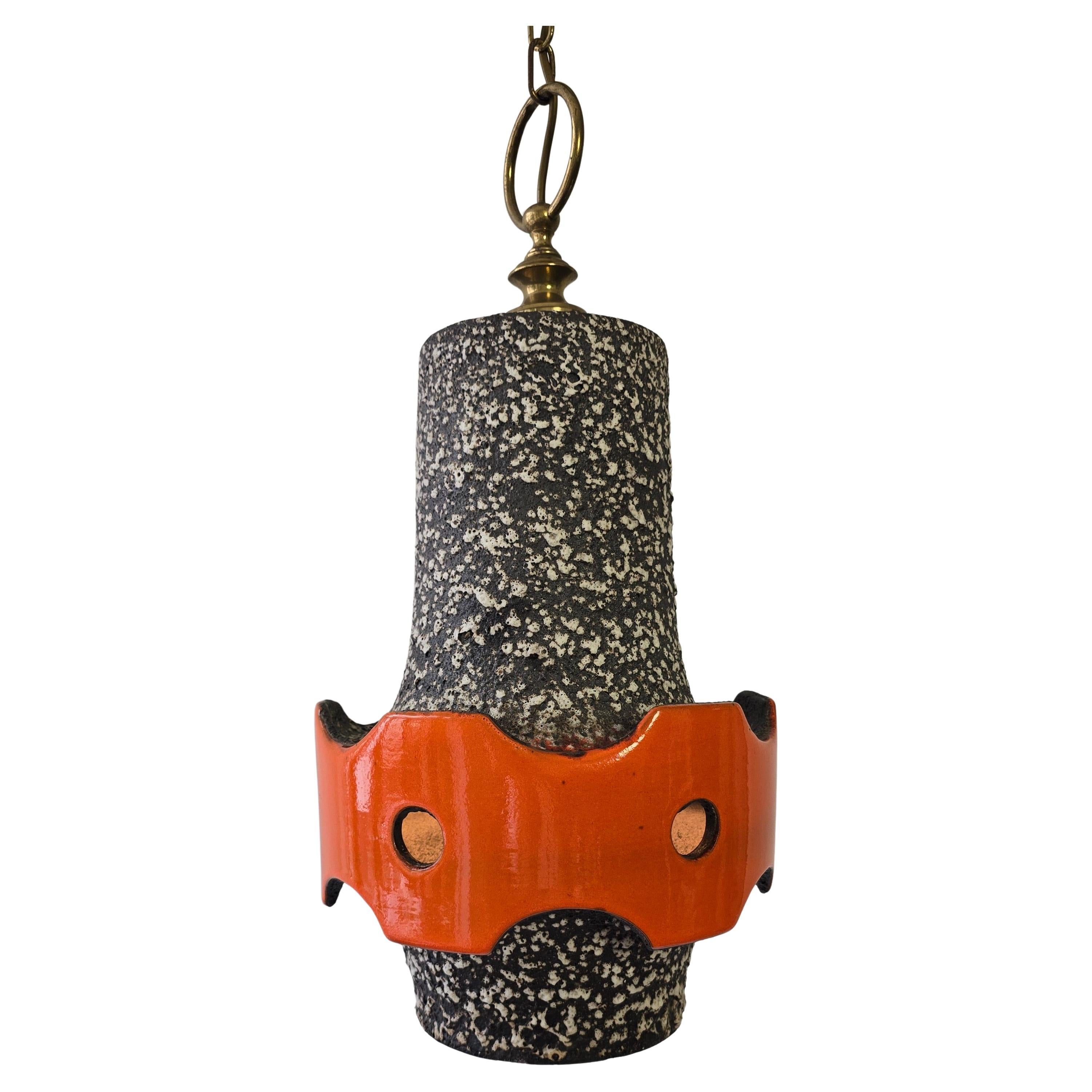 Lampada a sospensione brutalista di metà secolo in ceramica strutturata con un'audace smaltatura lavica e una fascia arancione. Un pezzo scultoreo degli anni '60 che aggiunge un forte carattere a qualsiasi interno moderno o eclettico.

Lampada a