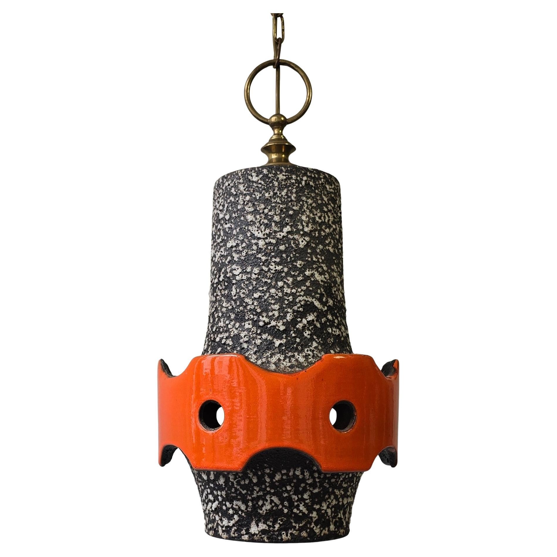 Mid-Century moderno Lampada a sospensione in ceramica brutalista con smalto lavico, anni '60 in vendita
