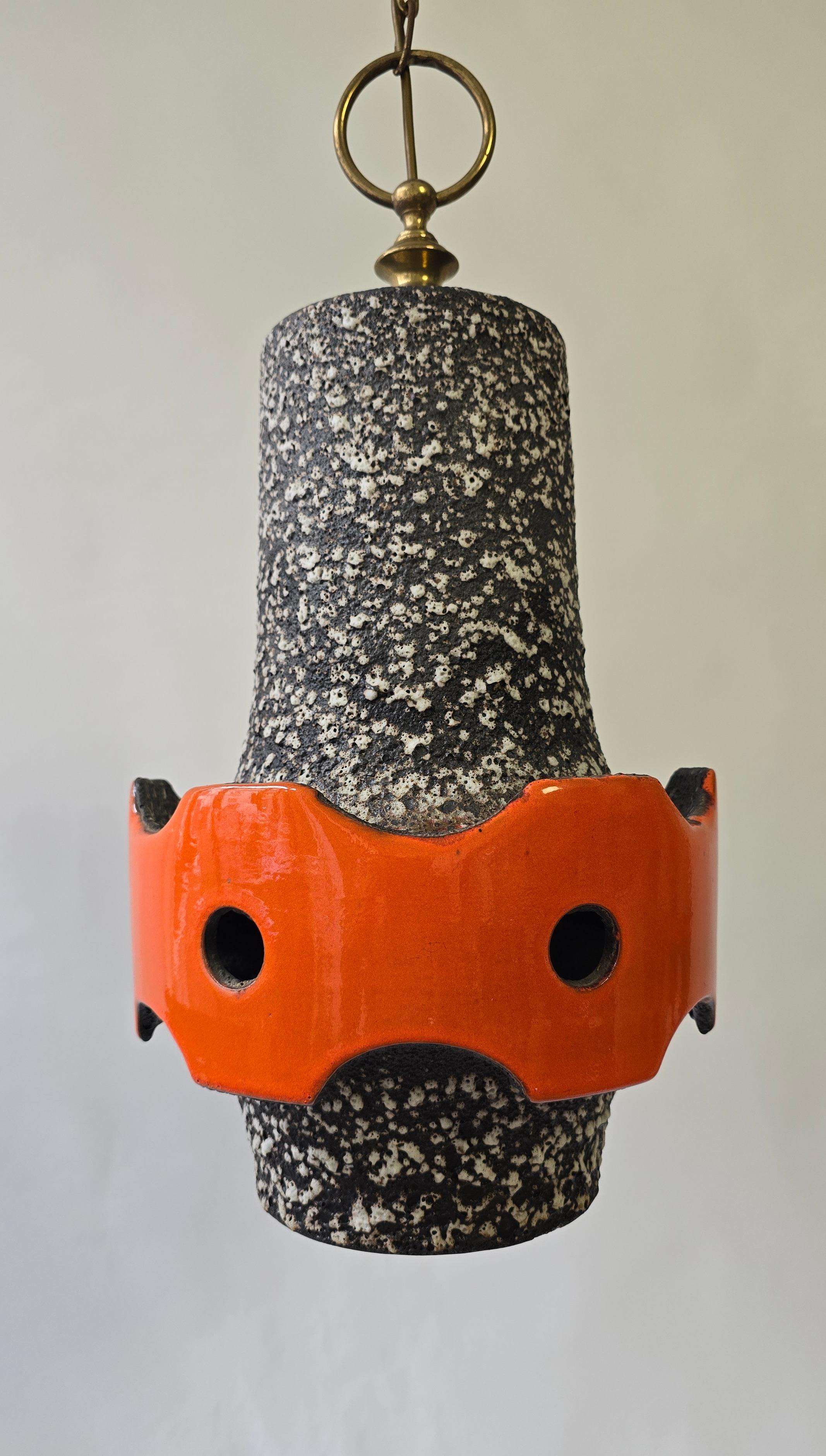 XX secolo Lampada a sospensione in ceramica brutalista con smalto lavico, anni '60 in vendita