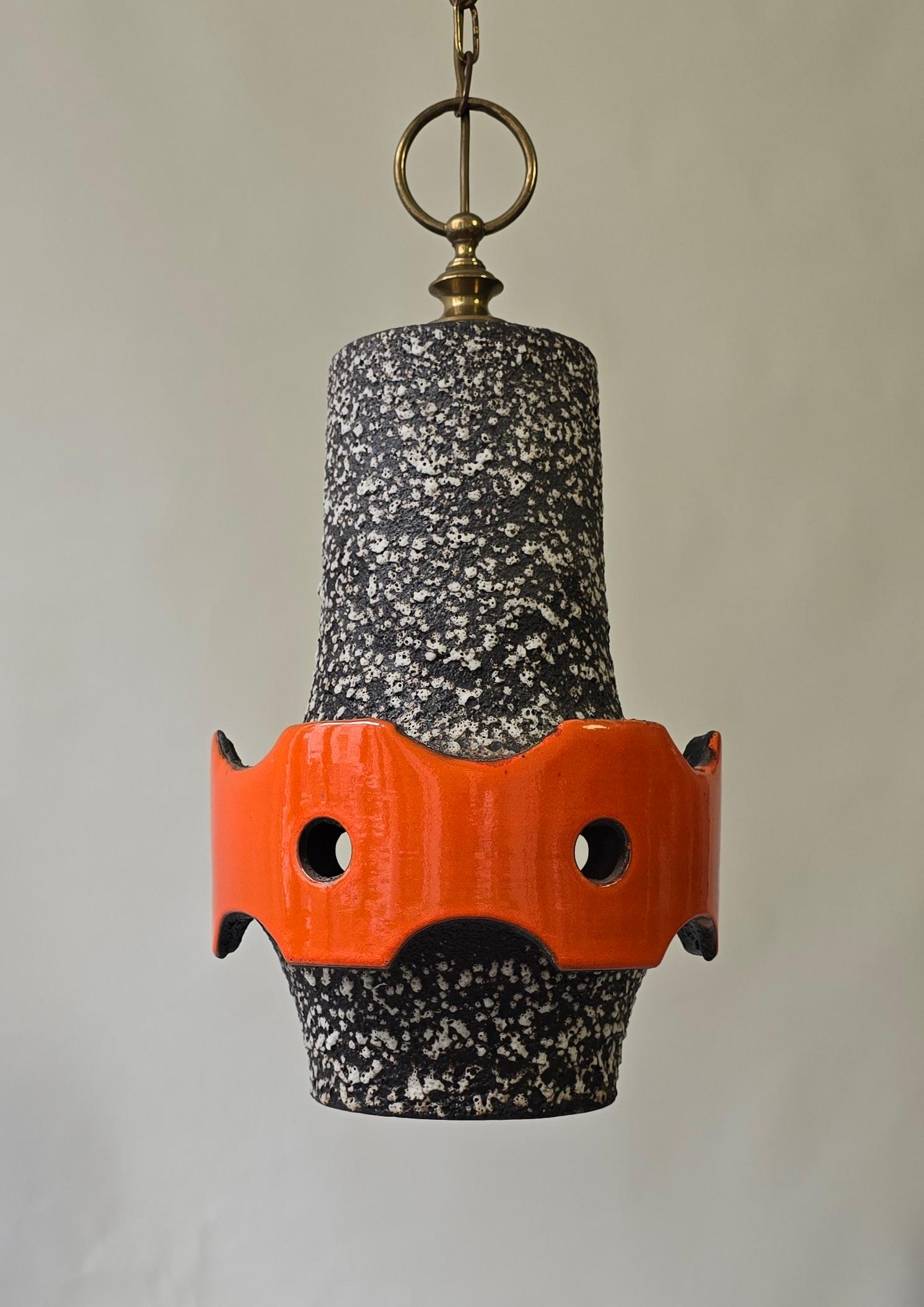 Ottone Lampada a sospensione in ceramica brutalista con smalto lavico, anni '60 in vendita