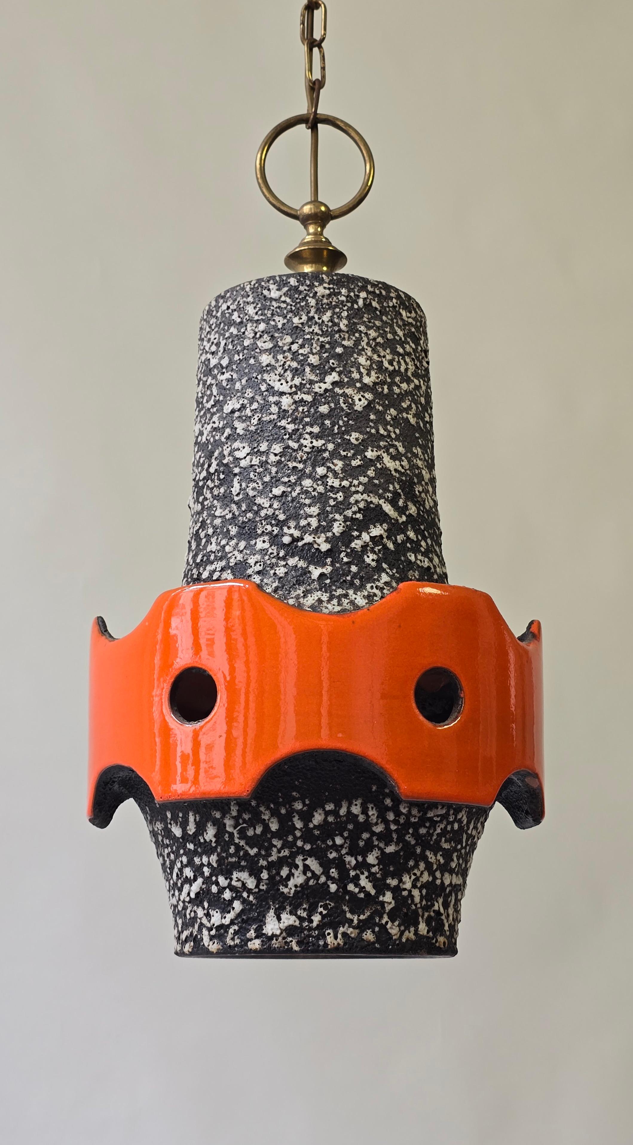 Lampada a sospensione in ceramica brutalista con smalto lavico, anni '60 in vendita 1