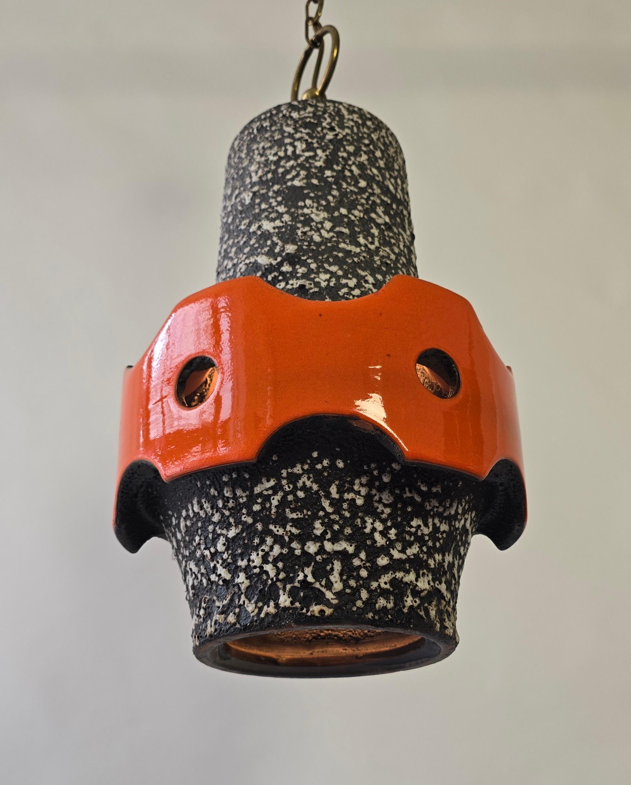 Lampada a sospensione in ceramica brutalista con smalto lavico, anni '60 in vendita 2