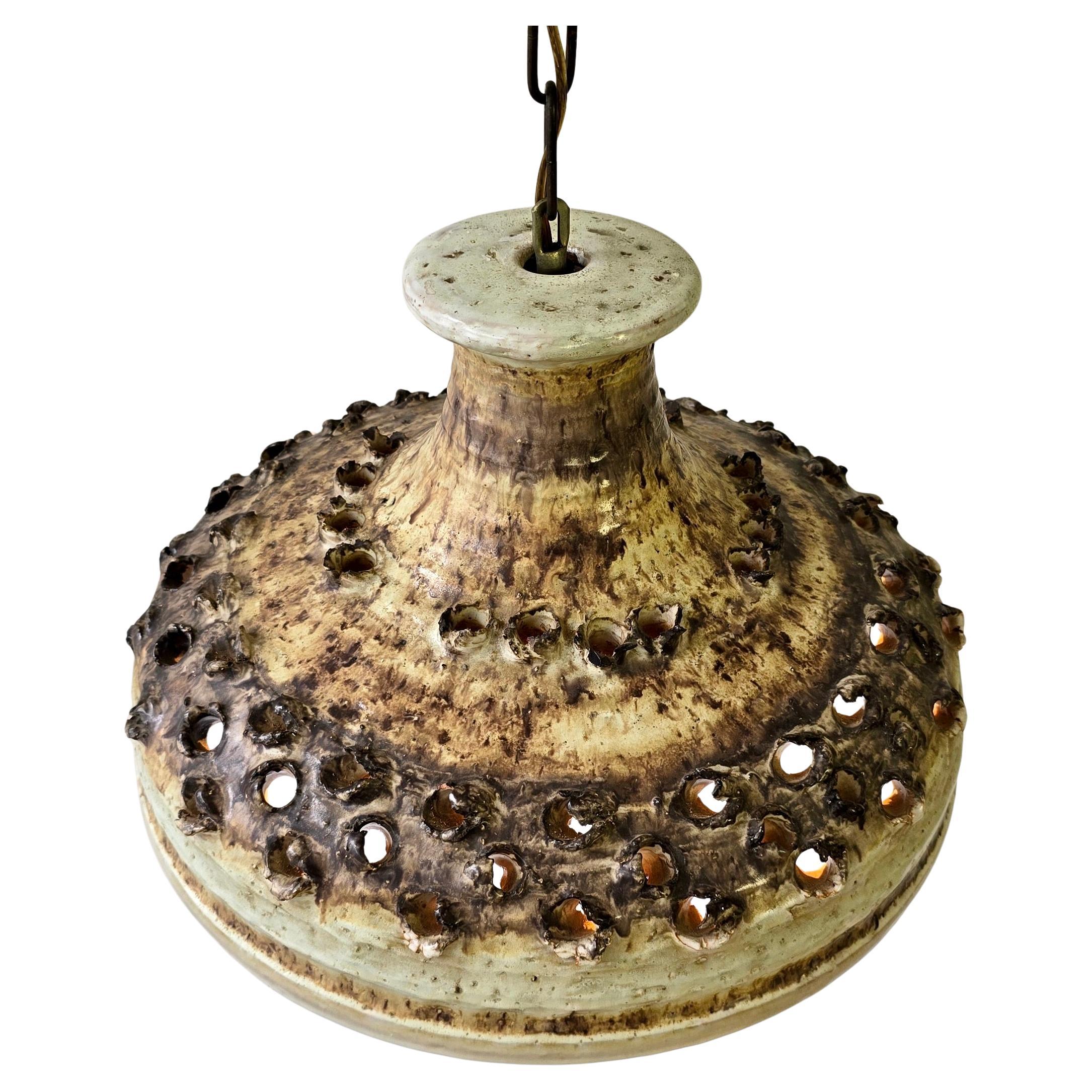 Lámpara colgante de cerámica Brutalista, Francia, años sesenta-setenta

Llamativa lámpara colgante de cerámica hecha a mano en Francia, fabricada en la década de 1960-1970. Este atrevido diseño Brutalista presenta una superficie ricamente
