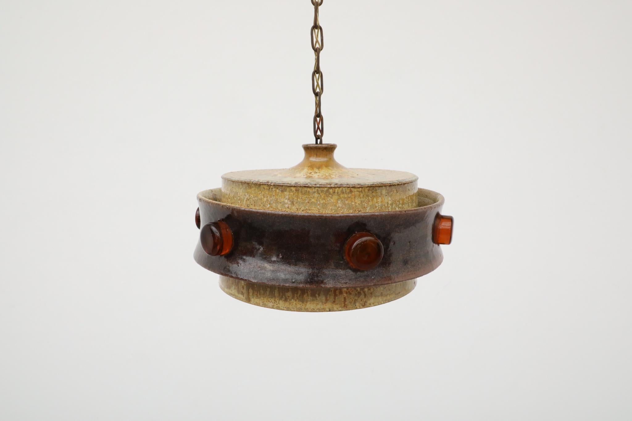 Pendentif en céramique brutaliste avec d'épais détails en verre ambré par Jette Helleroe en vente 2