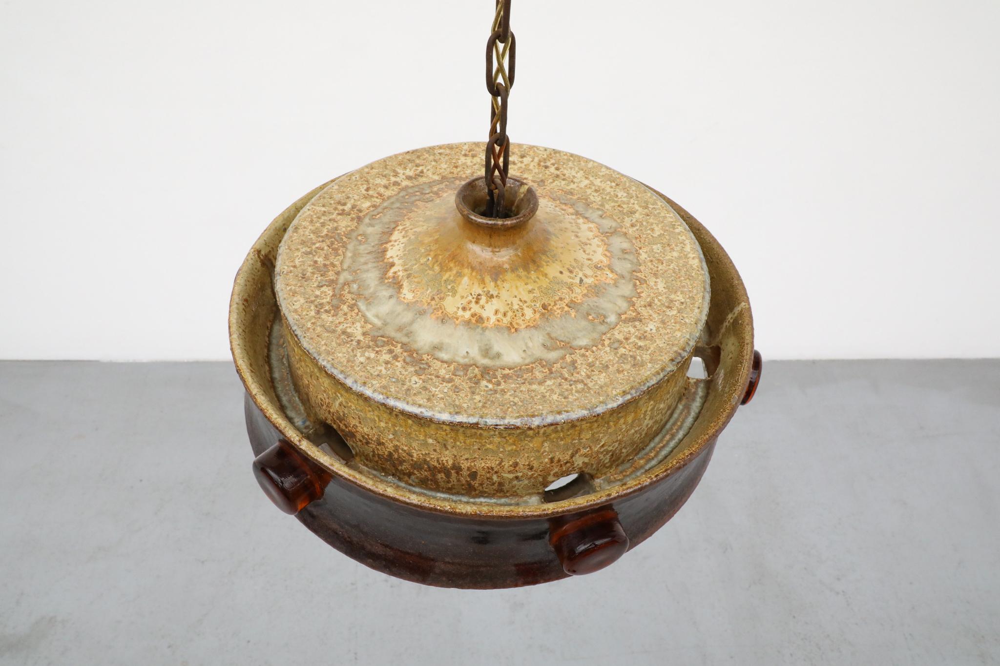 Pendentif en céramique brutaliste avec d'épais détails en verre ambré par Jette Helleroe en vente 3