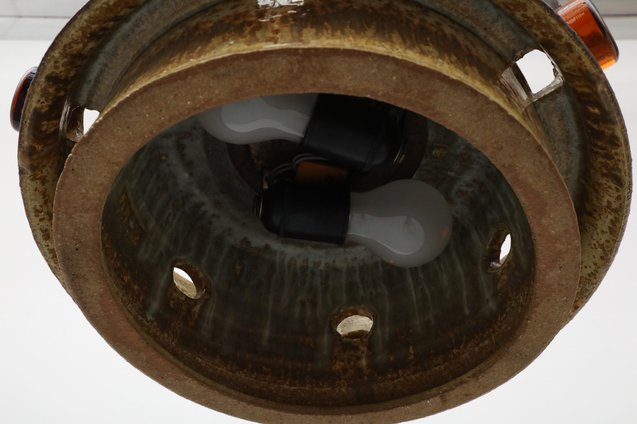 Pendentif en céramique brutaliste avec d'épais détails en verre ambré par Jette Helleroe en vente 4