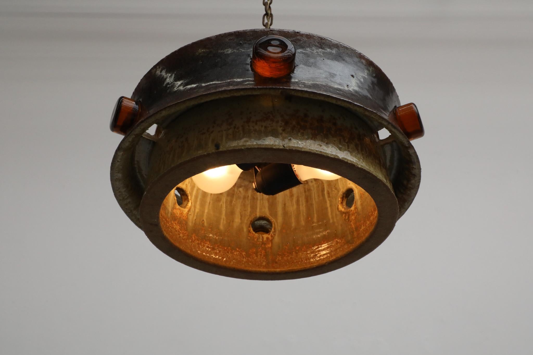 Mid-Century Modern Pendentif en céramique brutaliste avec d'épais détails en verre ambré par Jette Helleroe en vente