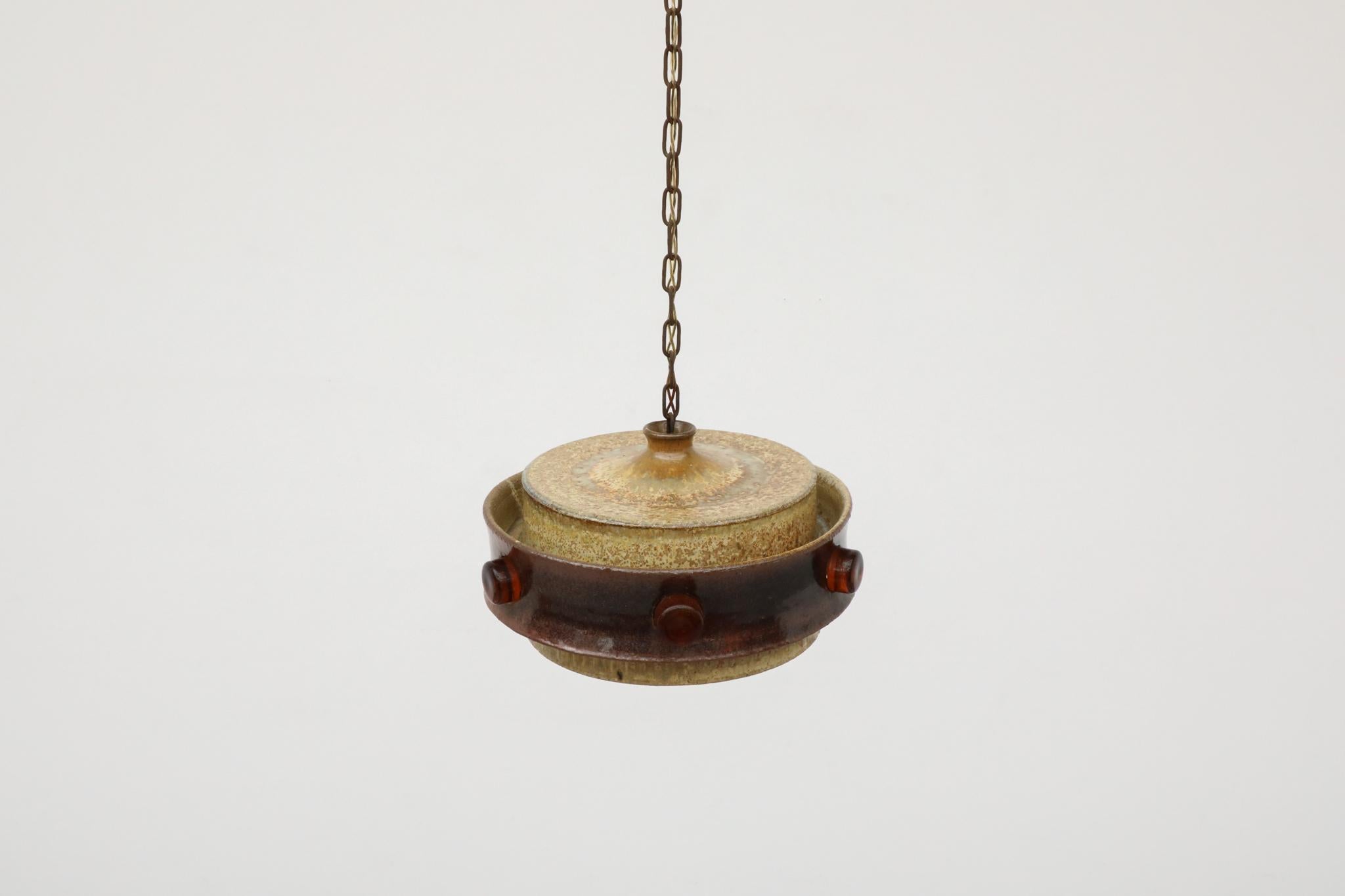 Danois Pendentif en céramique brutaliste avec d'épais détails en verre ambré par Jette Helleroe en vente