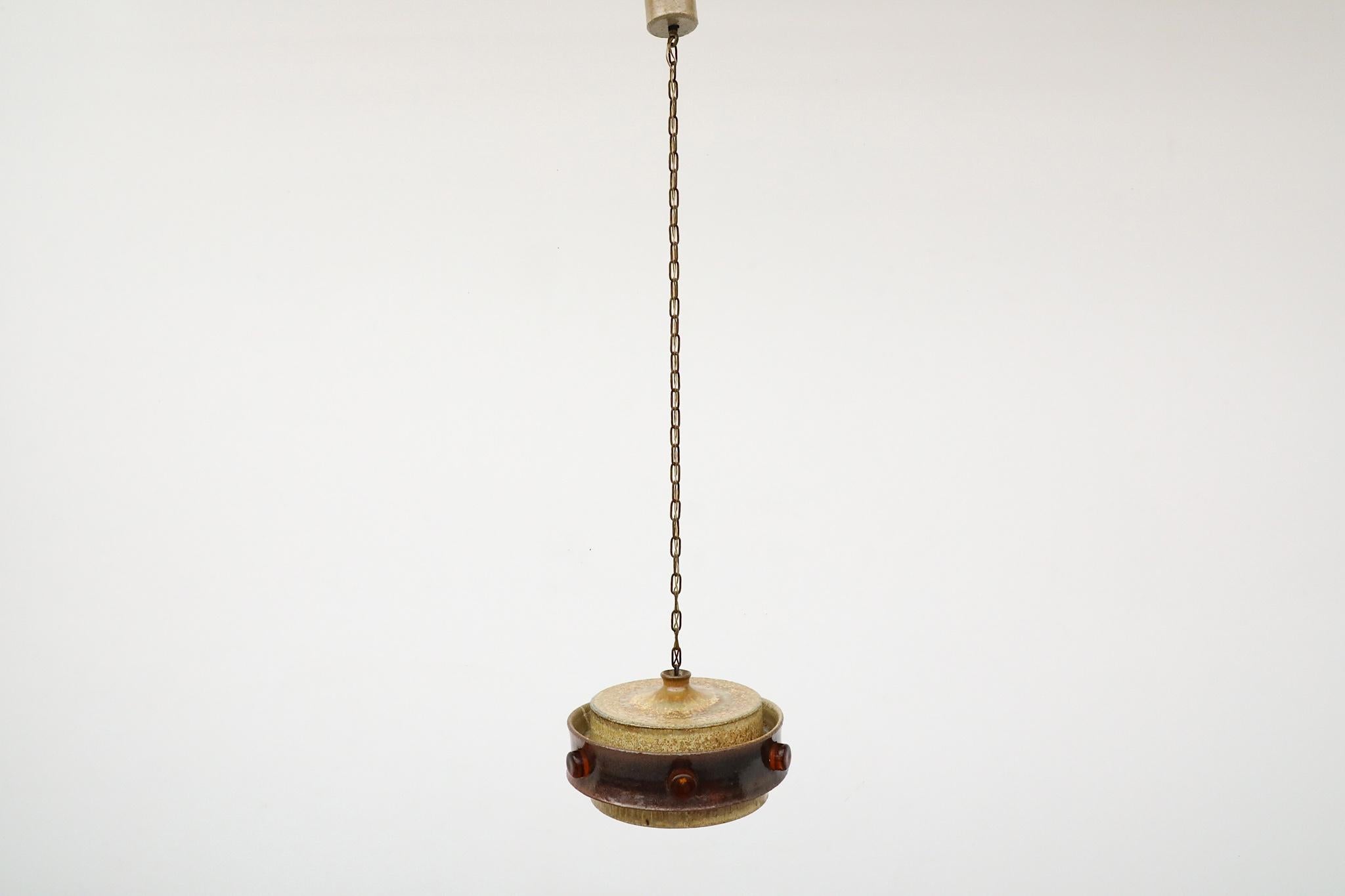Vernissé Pendentif en céramique brutaliste avec d'épais détails en verre ambré par Jette Helleroe en vente