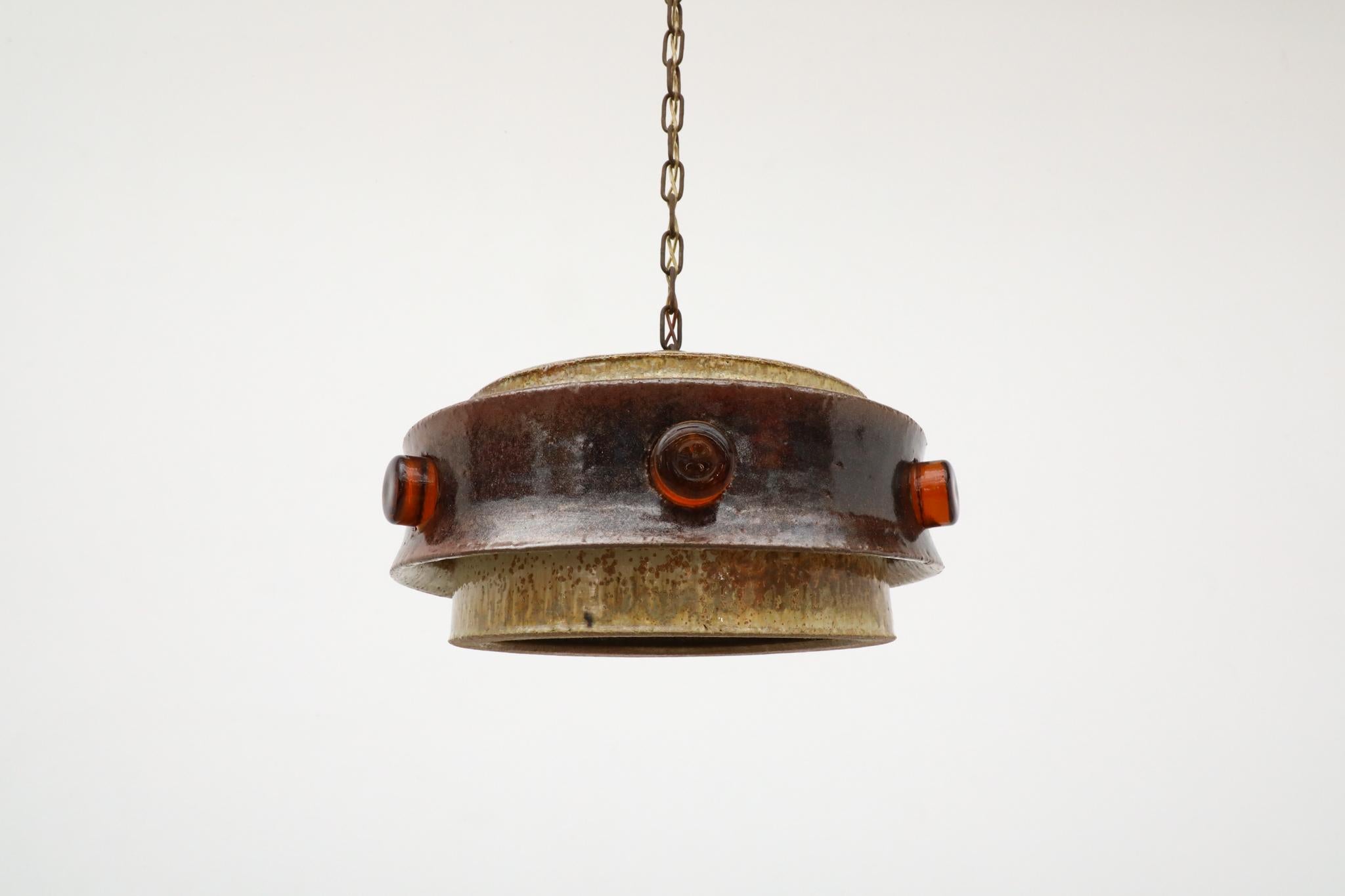 Pendentif en céramique brutaliste avec d'épais détails en verre ambré par Jette Helleroe Bon état - En vente à Los Angeles, CA