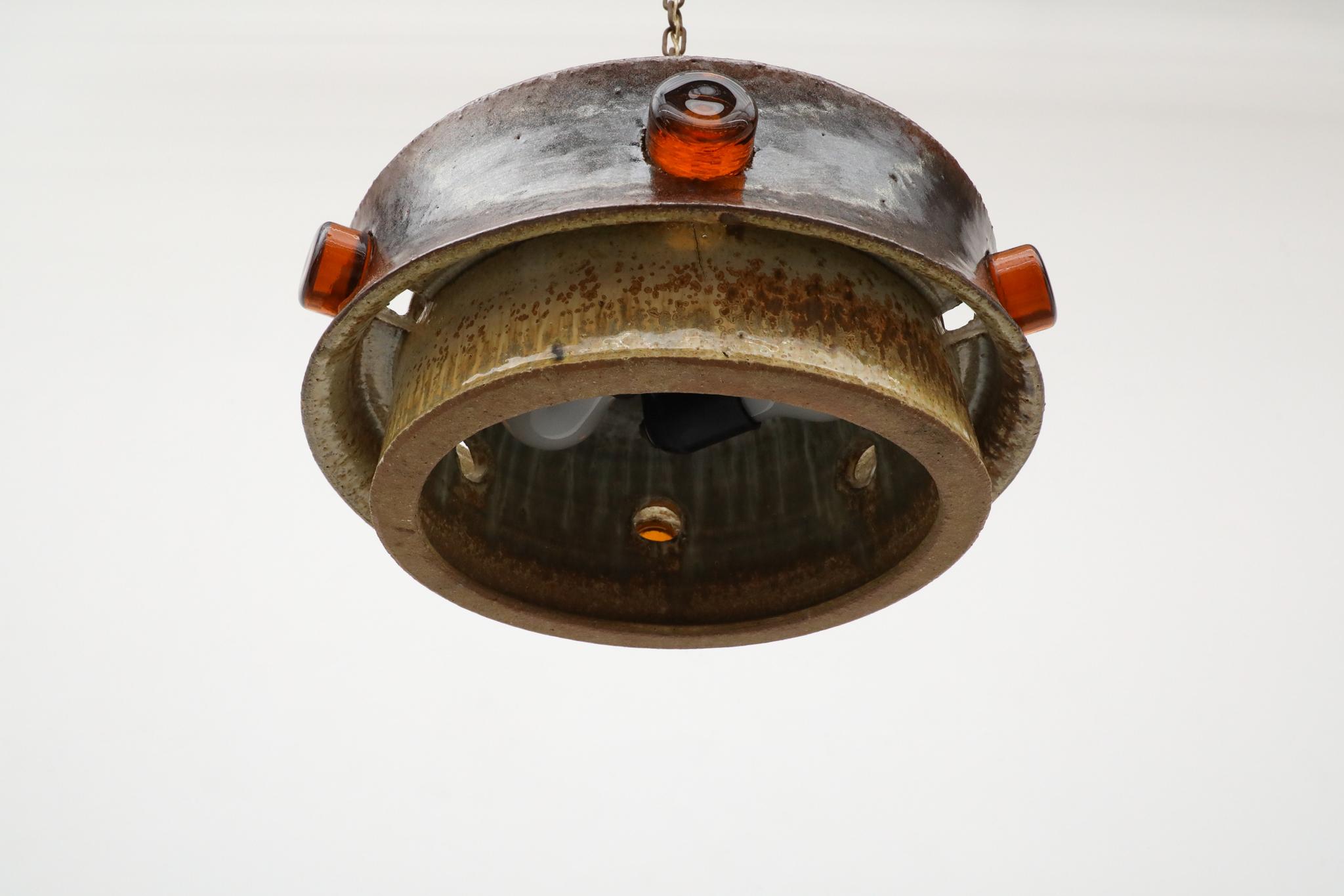 Fin du 20e siècle Pendentif en céramique brutaliste avec d'épais détails en verre ambré par Jette Helleroe en vente