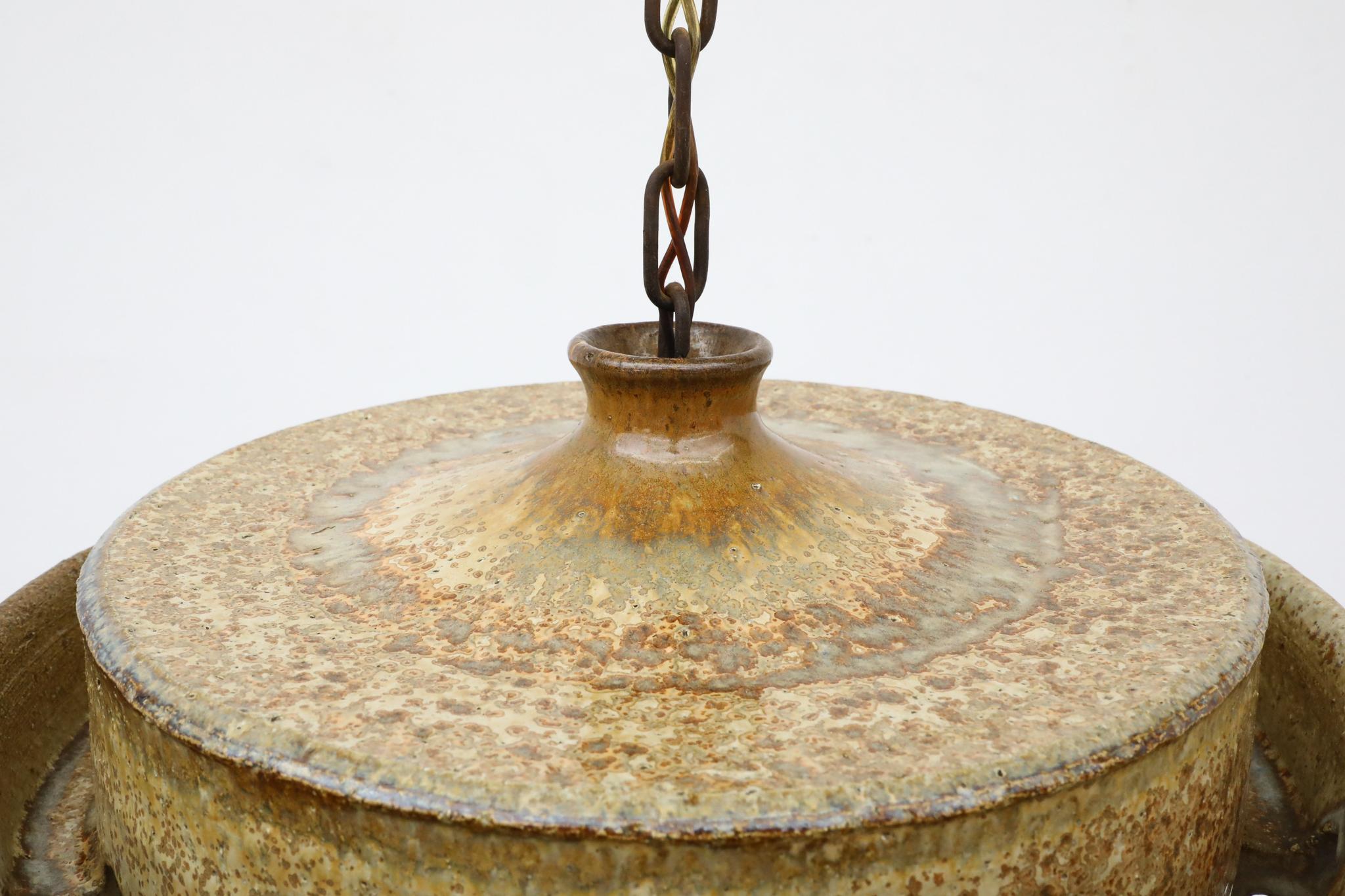 Céramique Pendentif en céramique brutaliste avec d'épais détails en verre ambré par Jette Helleroe en vente