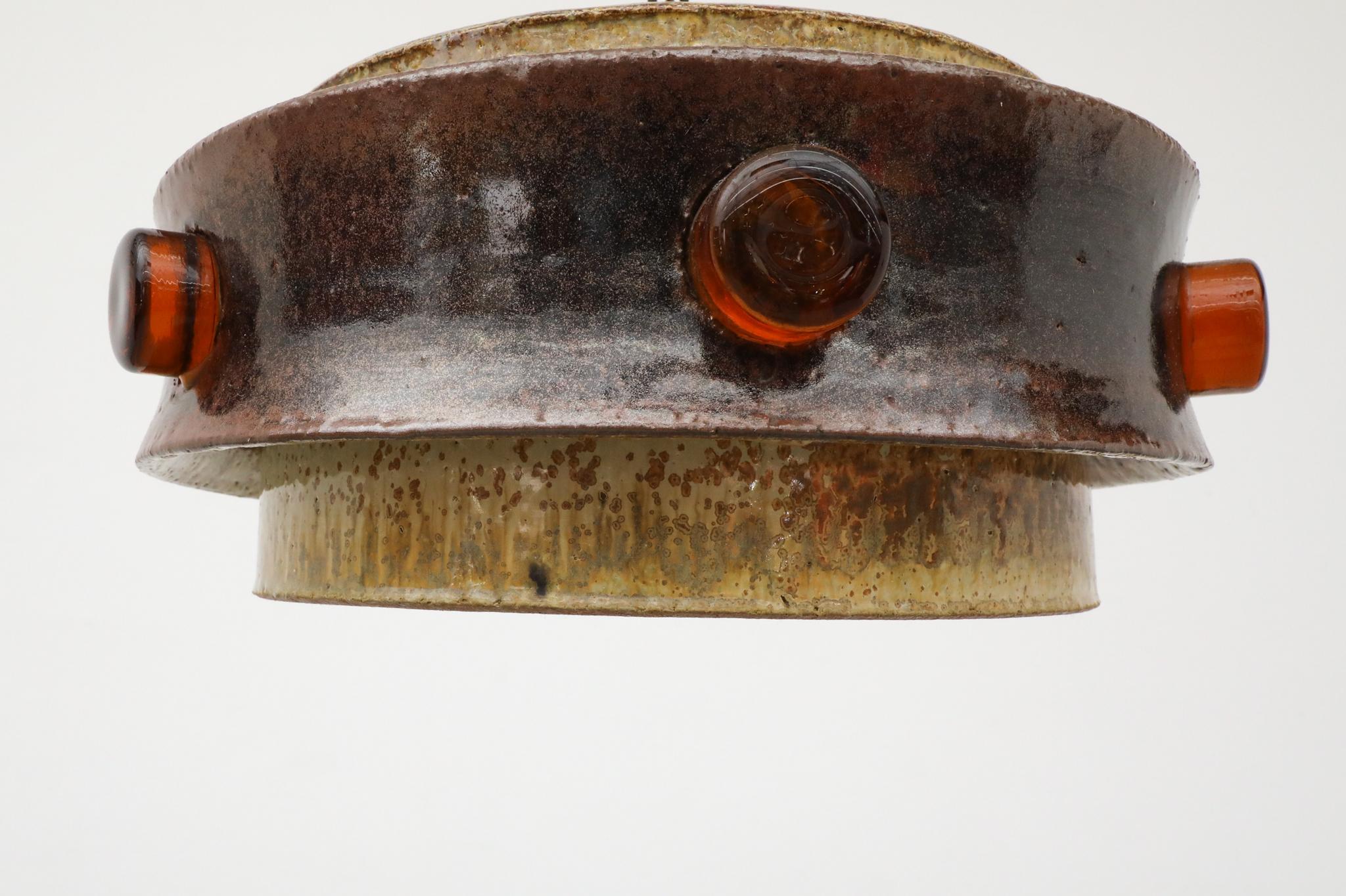 Pendentif en céramique brutaliste avec d'épais détails en verre ambré par Jette Helleroe en vente 1