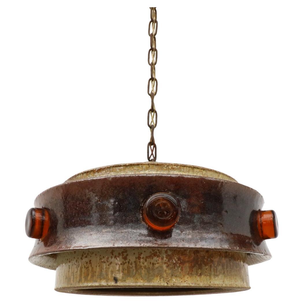 Pendentif en céramique brutaliste avec d'épais détails en verre ambré par Jette Helleroe en vente