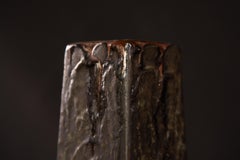 Vaso in ceramica brutalista di colore verde intenso e marrone con colature di rame