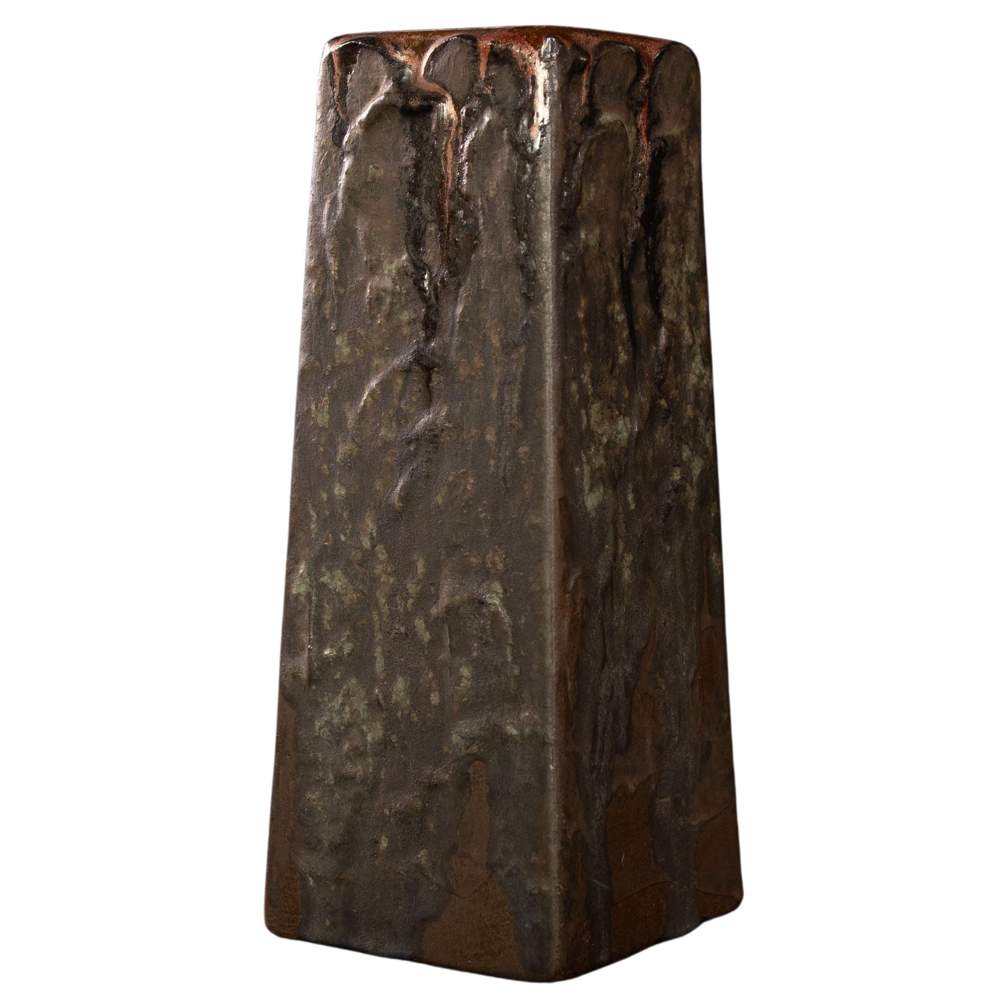 Brutalistische Keramikvase in tiefgrüner und brauner Farbe mit Kupfertropfen im Angebot