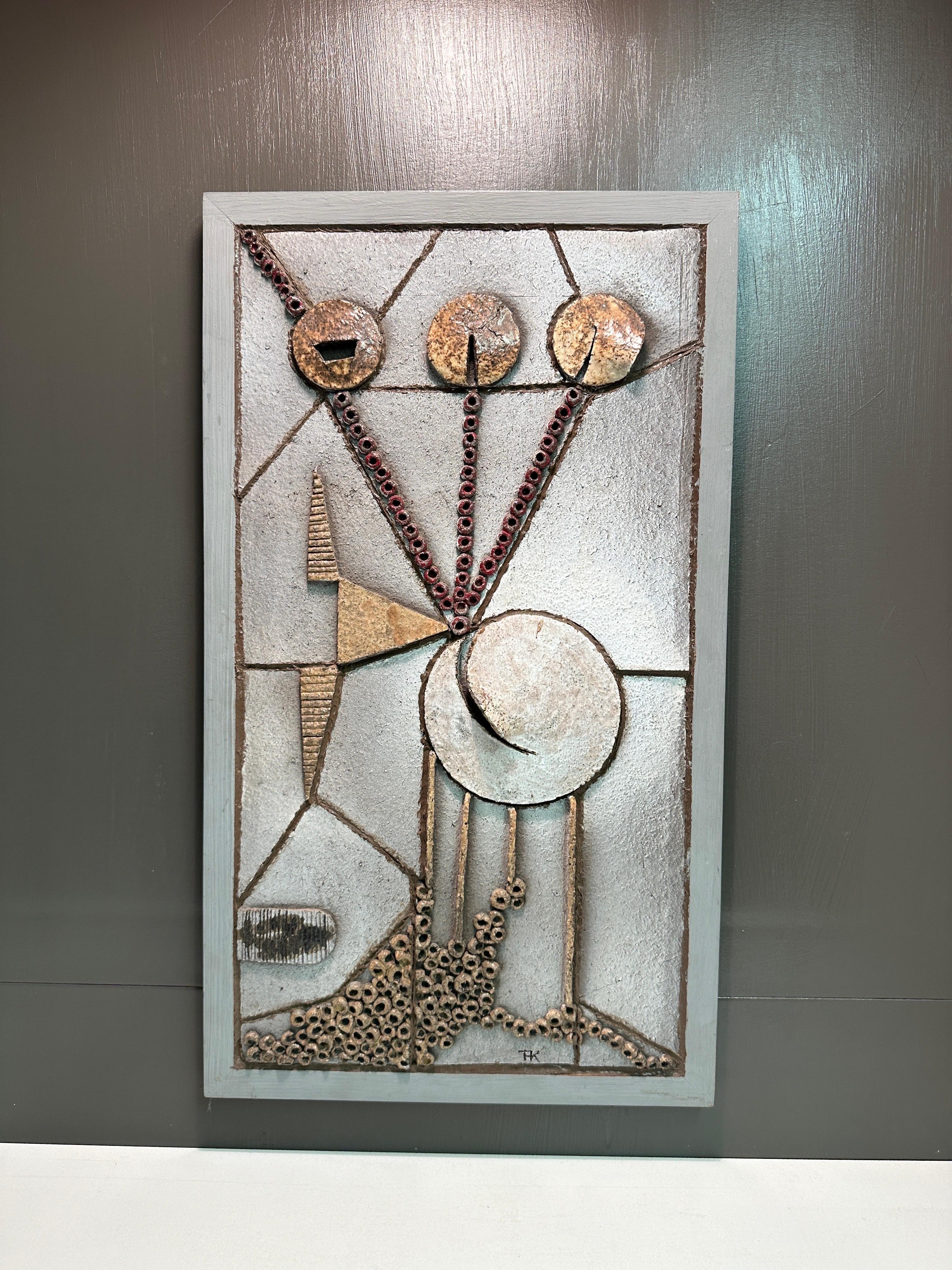Scultura brutalista da parete in ceramica incorniciata in legno e firmata THK