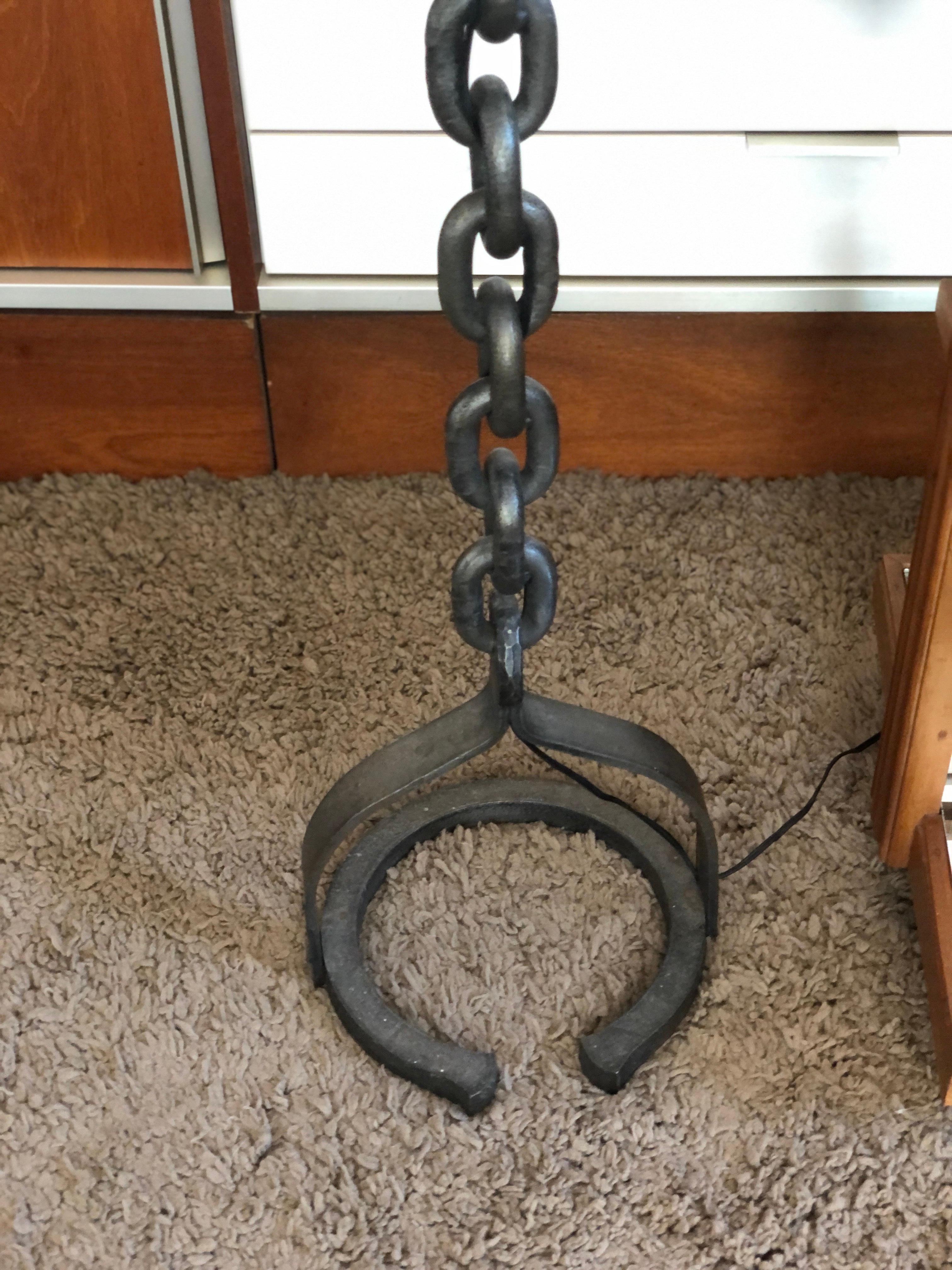 Brutalist Chain Floor Lamp, 1940 In Good Condition For Sale In Saint Rémy de Provence, FR