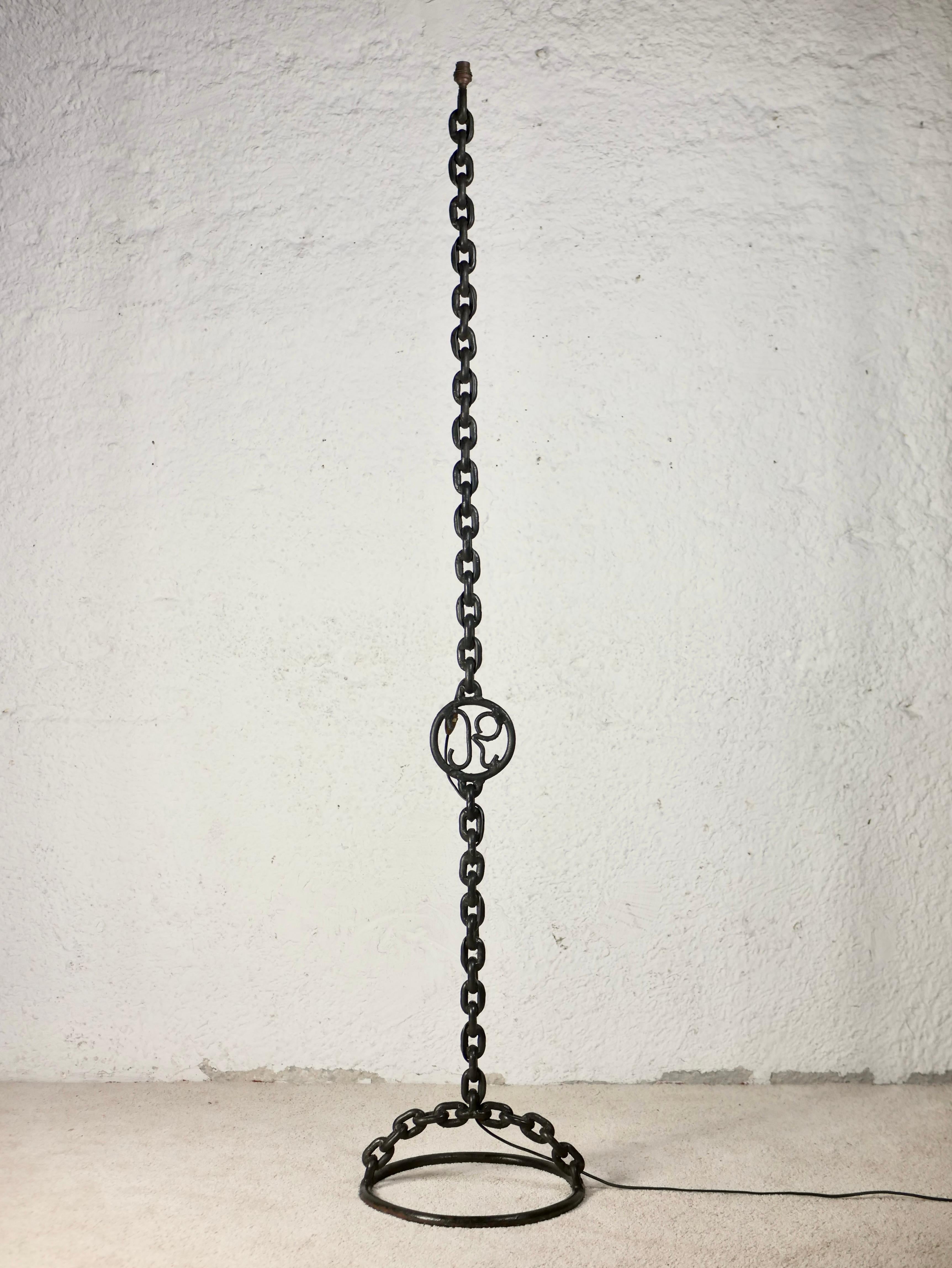 Exceptionnel lampadaire brutaliste, œuvre anonyme des années 1940, fabriqué en France.
Lampadaire de 185 cm de hauteur composé d'une chaîne soudée, et présentant une mystérieuse signature 