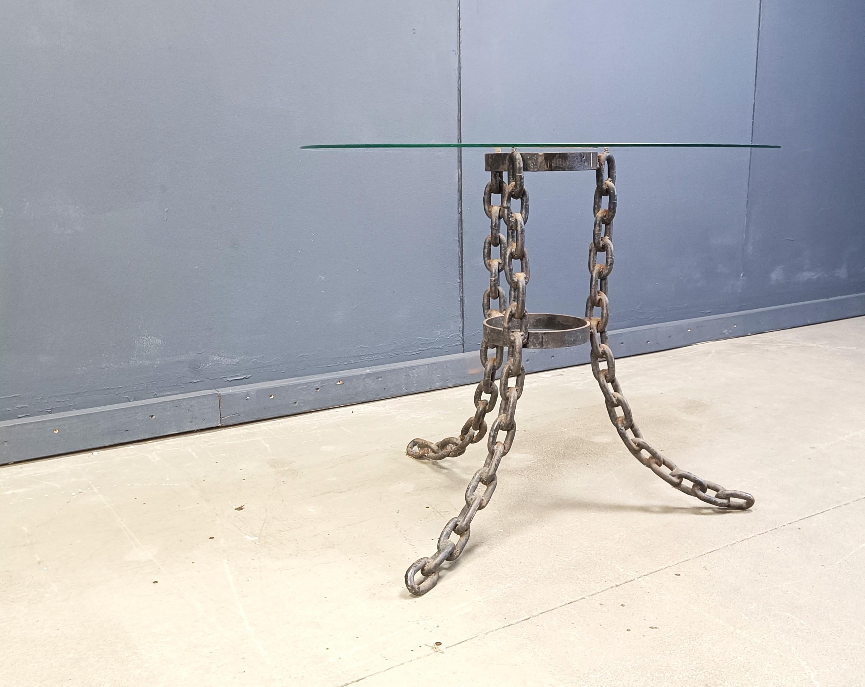 Brutalist chain link coffee table or side table, 1970s In Good Condition For Sale In Leuven, Vlaams Gewest