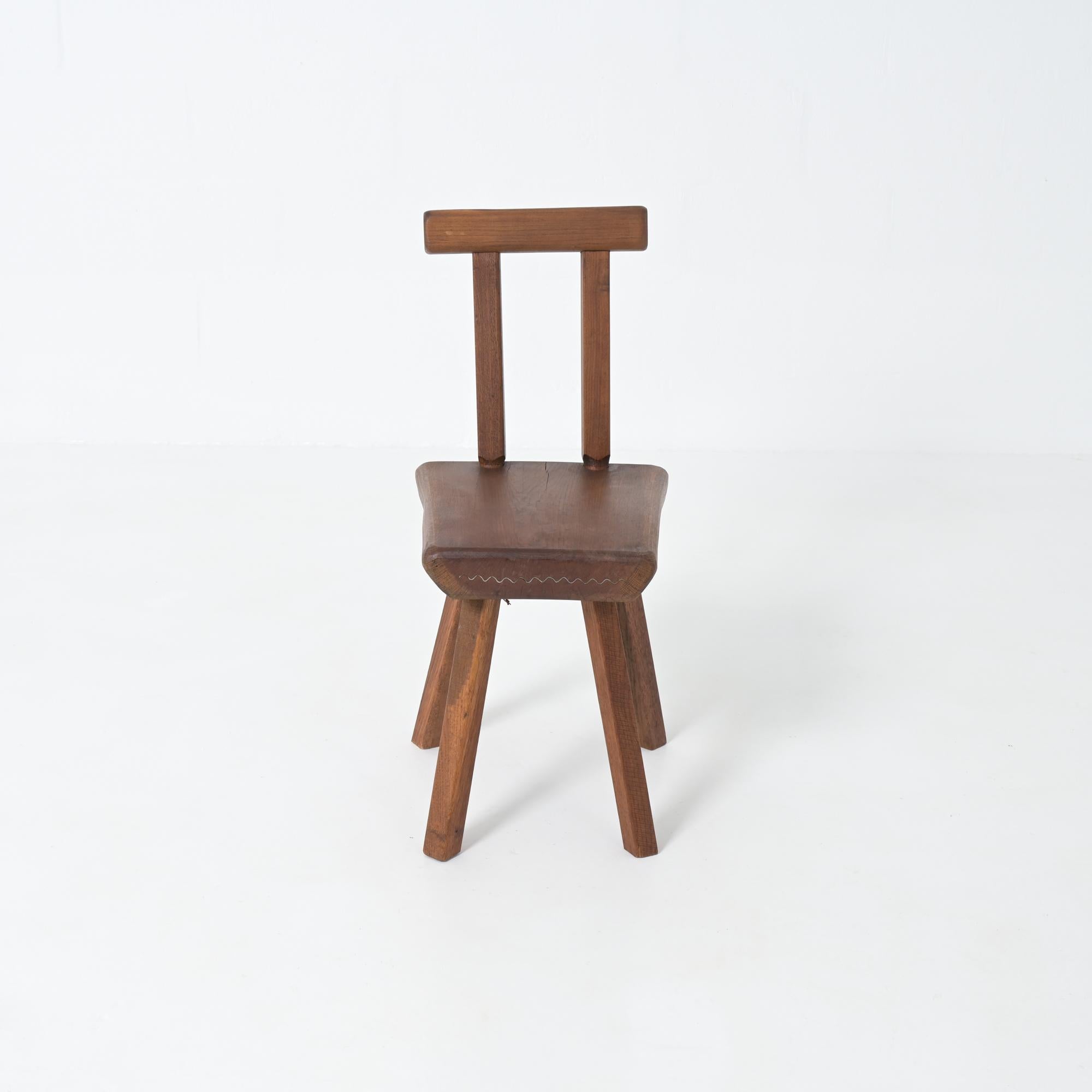 Dieser starke, robuste Stuhl ist aus dunkel gefärbtem Eichenholz handgefertigt. Es bringt ein natürliches, bukolisches Gefühl in Ihr Interieur.
Dieser brutalistische Stuhl ist in sehr gutem Zustand und weist normale Alters- und Gebrauchsspuren auf.