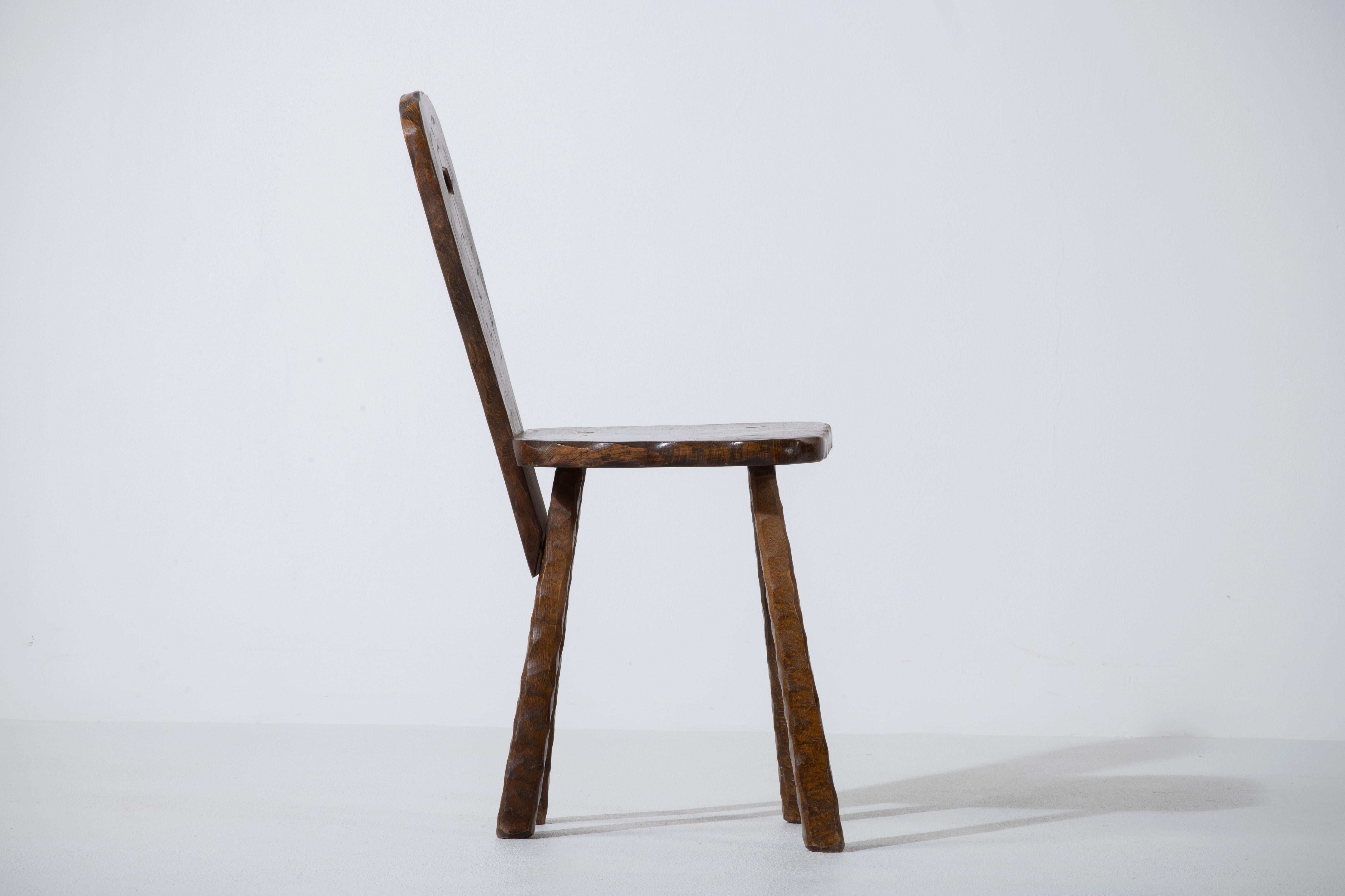 This French brutalist dining chair in solid oak was created in the 1940s.
Nice gouge details.