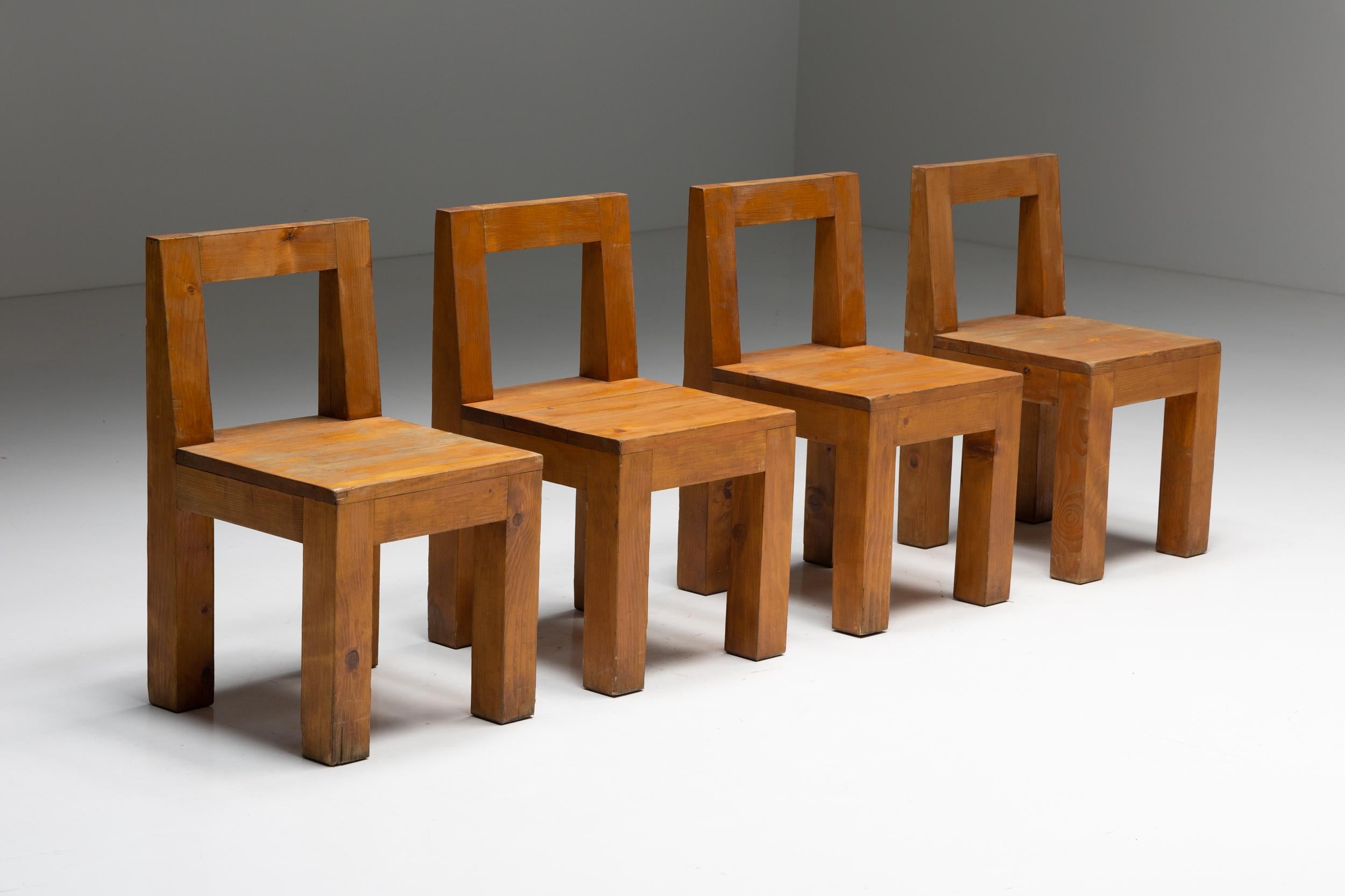 Sillas brutalistas de madera maciza de pino, Italia, años 70 en Bueno Estado en Antwerp, BE